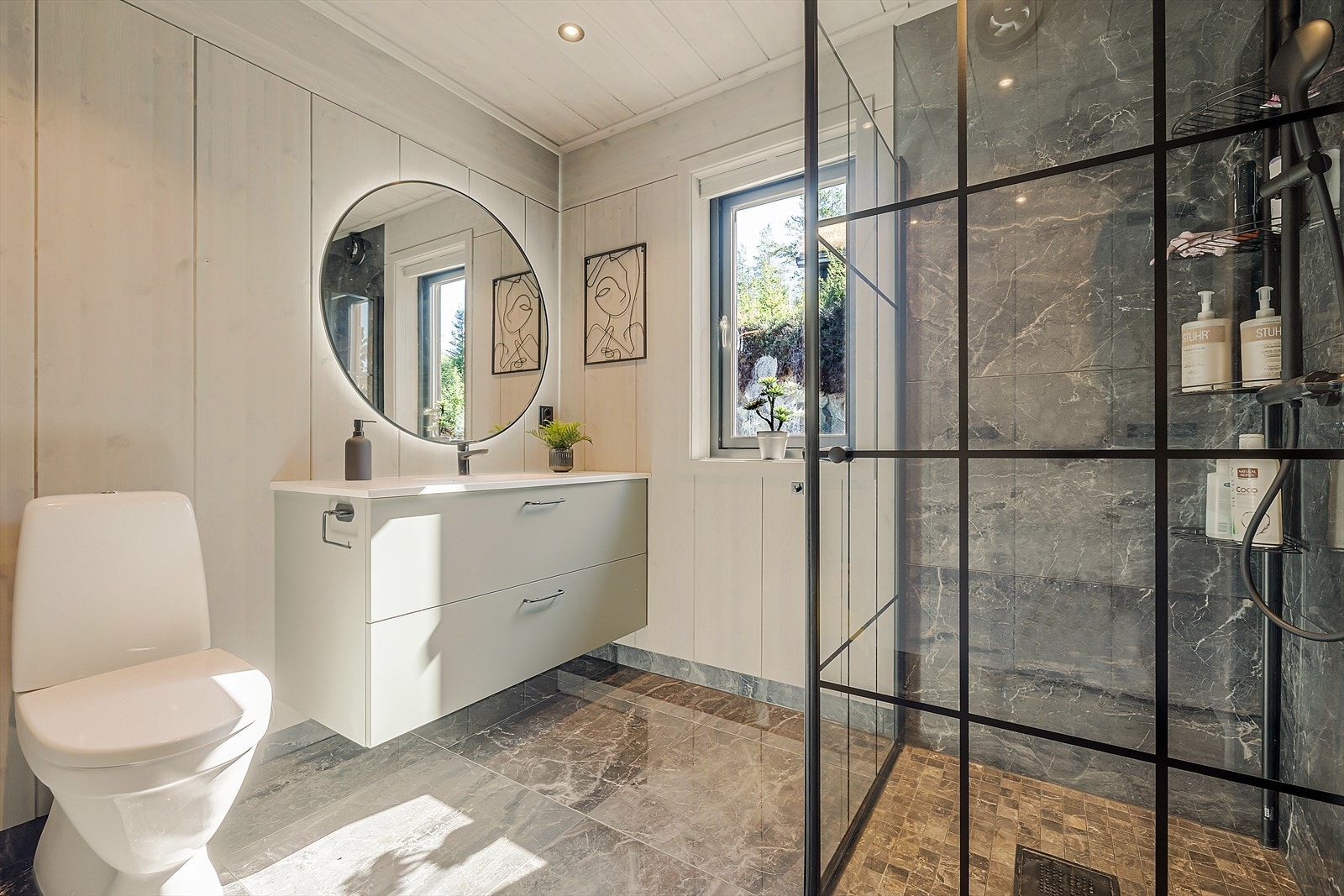 Delikat flislagt bad med innredning, toalett og dusj fra KVIK. Adkomst fra gang/entré. Galleribilde