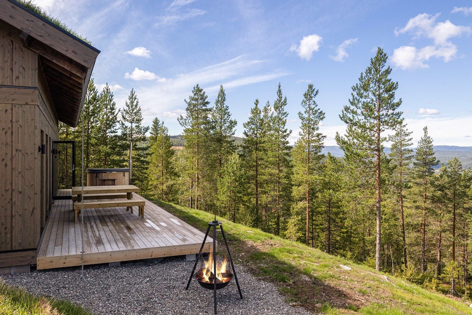 Hytta har en flott og stor terrasse på ca. 40 kvm. Galleribilde