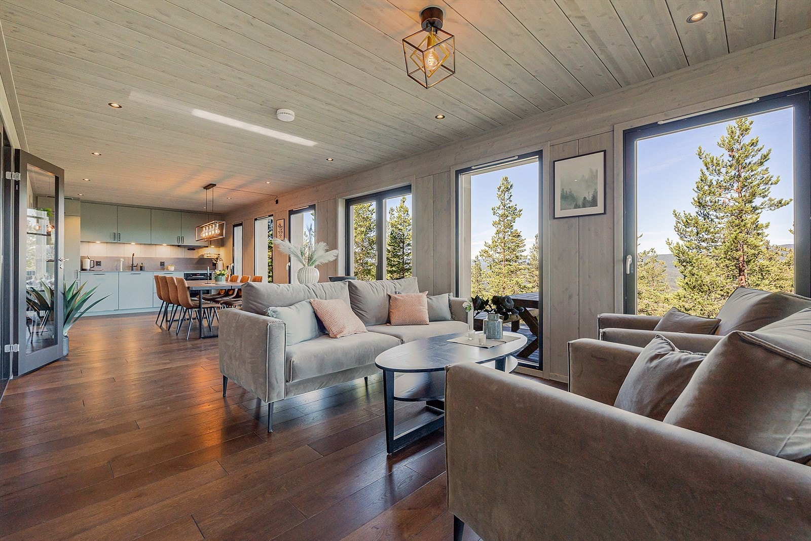 Romslig og åpen stue/kjøkken løsning med plass til en stor spiseplass. Galleribilde