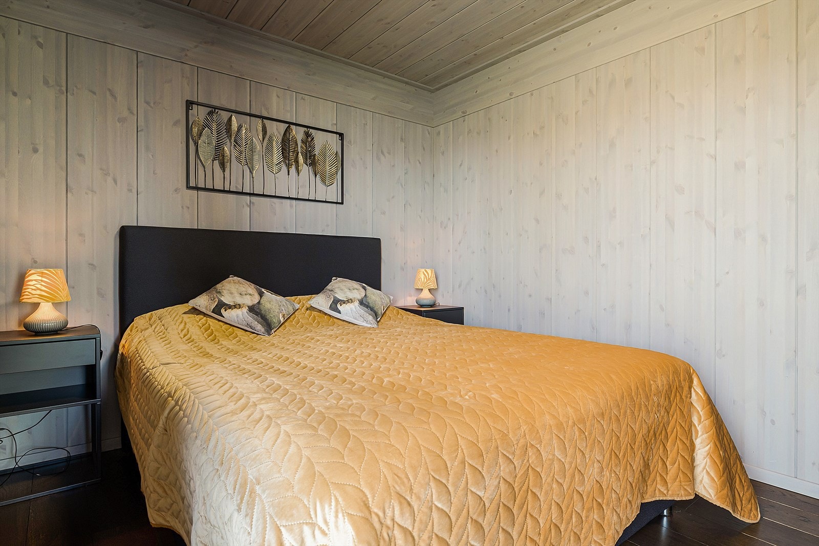 Hytta inneholder 3 soverom og totalt 8 sengeplasser. Dette er hovedsoverommet. Galleribilde