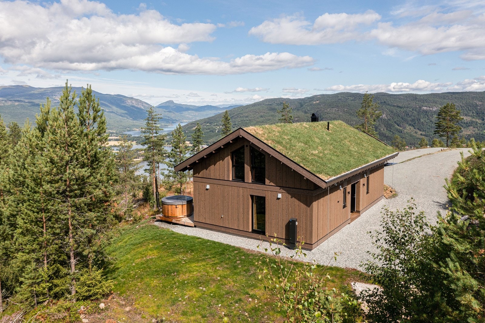 Velkommen til Nedre Hovdekollen 24, en lekker nybygd hytte (2022) med fantastisk utsikt, presentert av Bendik Blumenthal v/ Nordvik Hyttemegling. Galleribilde