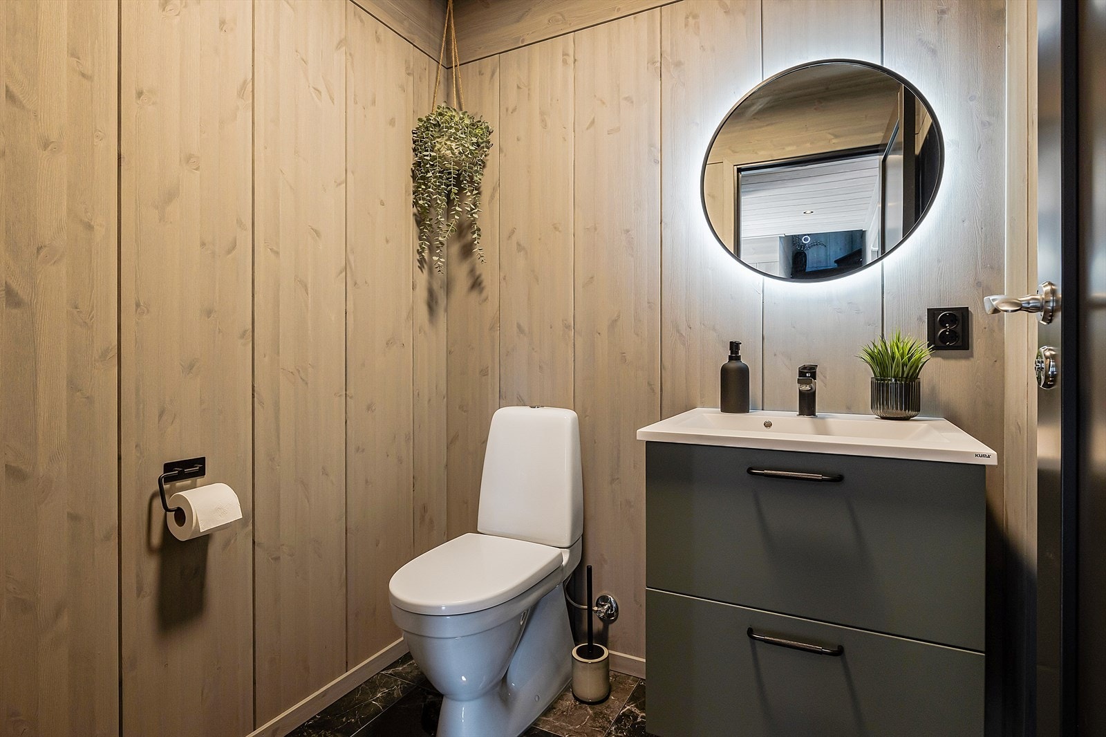 Separat WC med fliser på gulv. Galleribilde