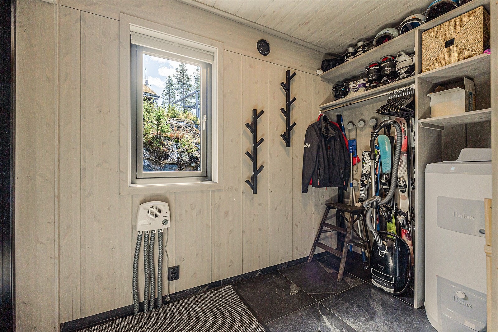 Oppvarmet bod med plass til å sette fra seg diverse skiustyr. Galleribilde