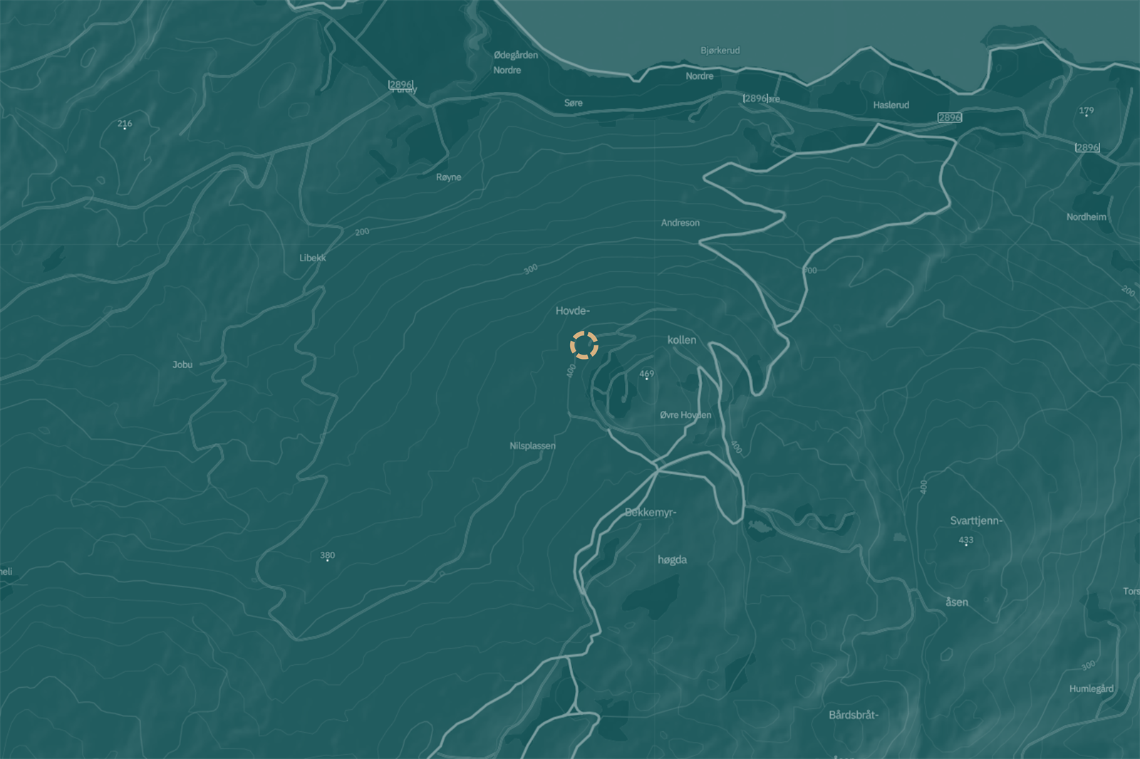Her er et kart som viser skiløyper i området. Sirkelen markerer stedet hvor hytta befinner seg, mens de tykke hvite linjene representerer skisporene. Som vist, er det kort avstand til skiløypene. Galleribilde