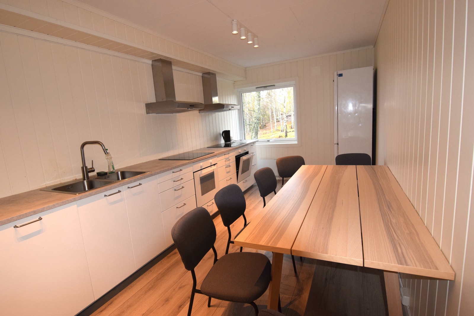 Velkommen til Tomterveien 20, 1823 Knapstad. Stor enebolig med 10 soverom, tilrettelagt for ansatte. Stort kjøkken med doble hvitevarer. Flere bad, møblert. Galleribilde