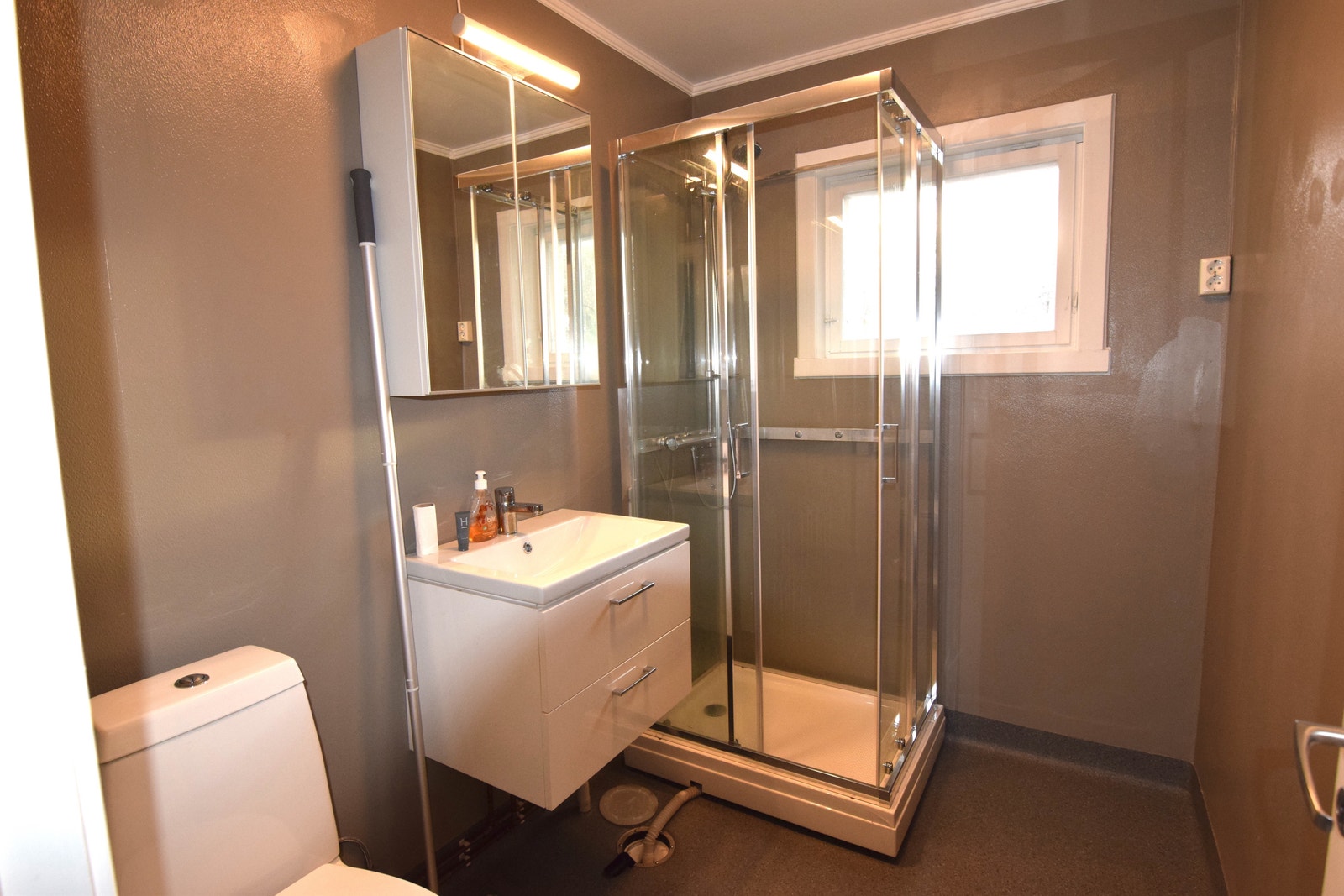 Bad med dusjkabinett. Galleribilde