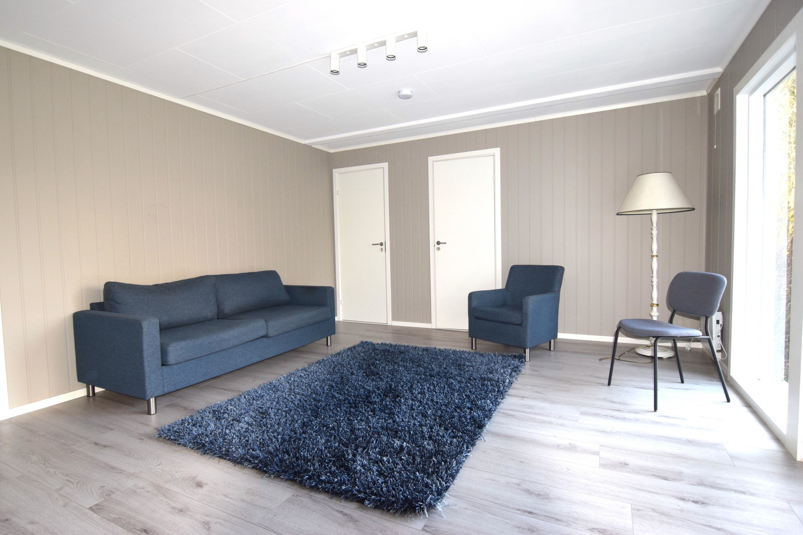 Velkommen til Tomterveien 20, 1823 Knapstad. Stor enebolig med 10 soverom, tilrettelagt for ansatte. Stort kjøkken med doble hvitevarer. Flere bad, møblert. Galleribilde