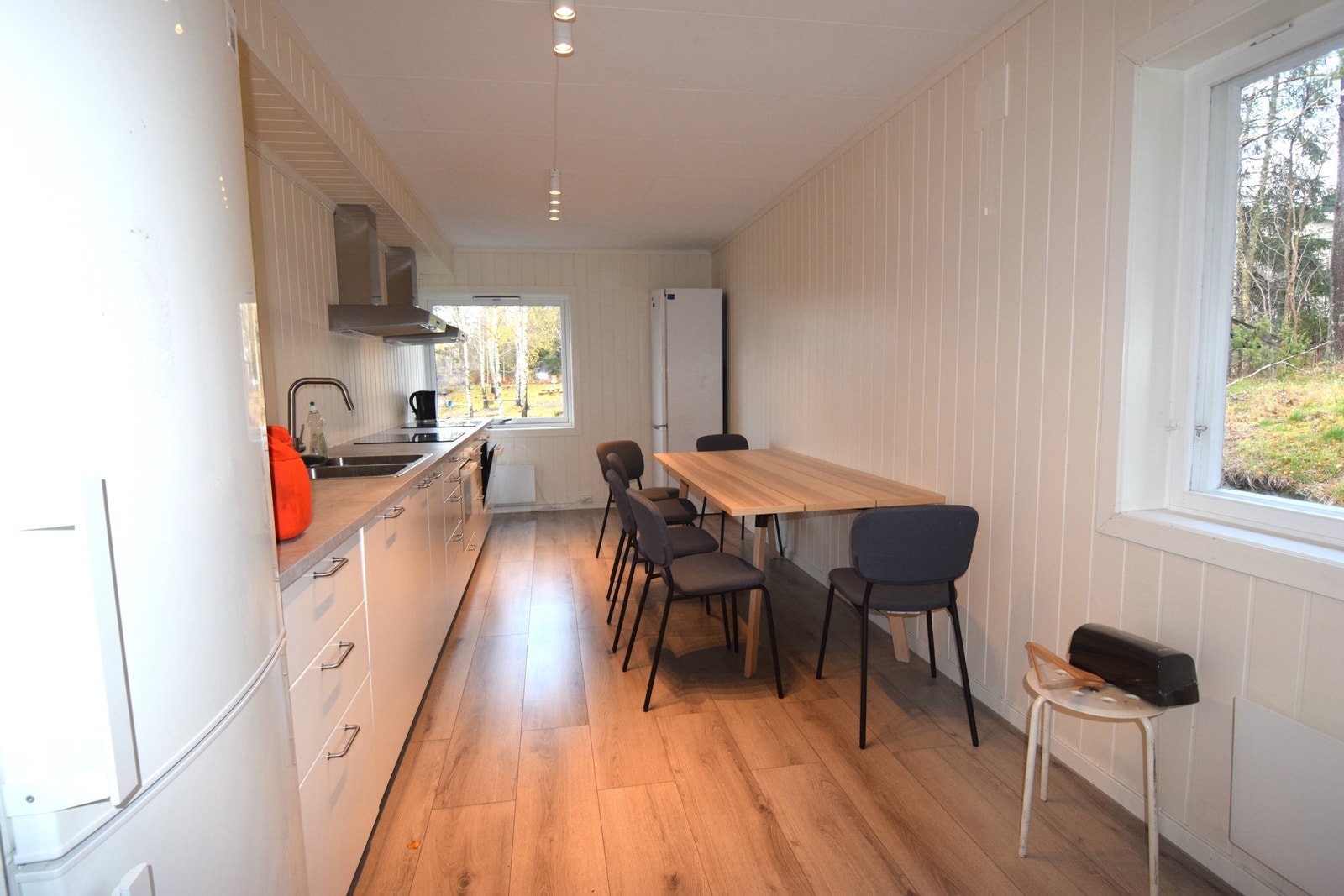 Velkommen til Tomterveien 20, 1823 Knapstad. Stor enebolig med 10 soverom, tilrettelagt for ansatte. Stort kjøkken med doble hvitevarer. Flere bad, møblert. Galleribilde