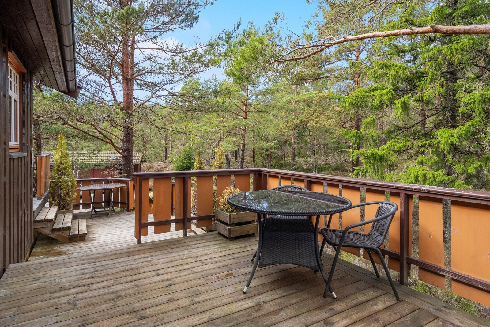 Terrasse med plass til flere sitte/spisegrupper. Galleribilde