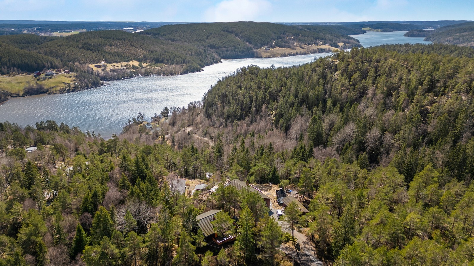 Glomma rett ved, nydelig utsikt fra eiendommen. Galleribilde