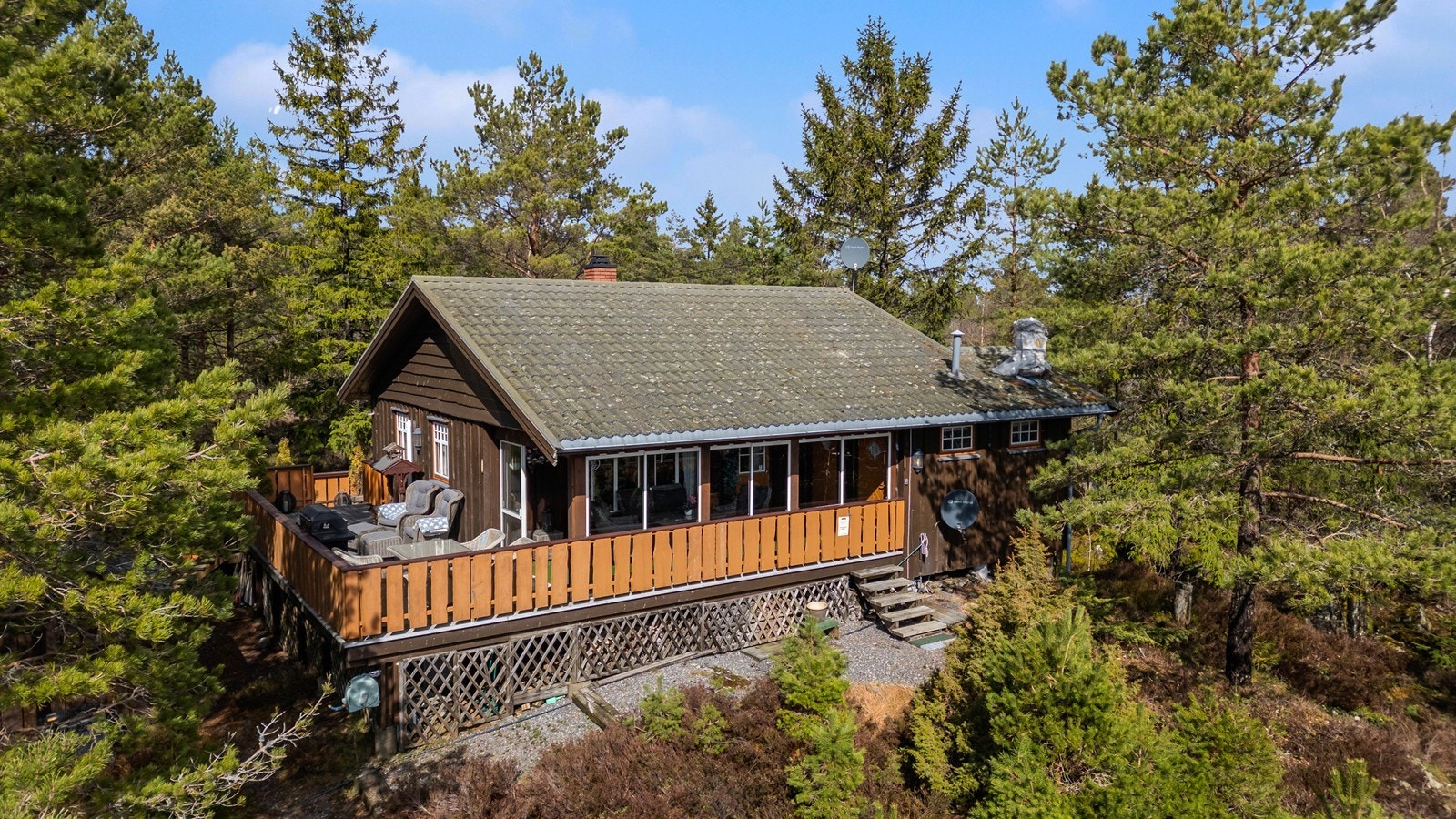 Fin terrasse, her kan man nyte solen og utsikten mot Glomma. Hytta er på 72 m2 BRA. Galleribilde
