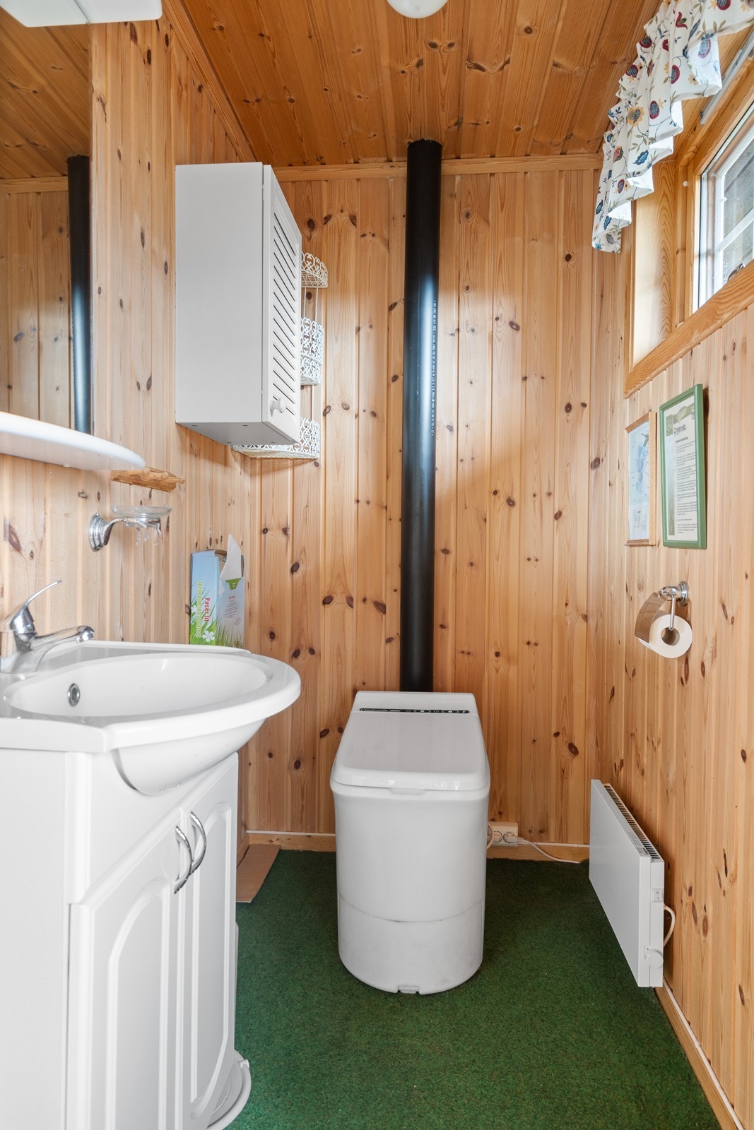 Wc med Cinderella forbrenningstoalett med avtrekk ut av yttertak. Galleribilde