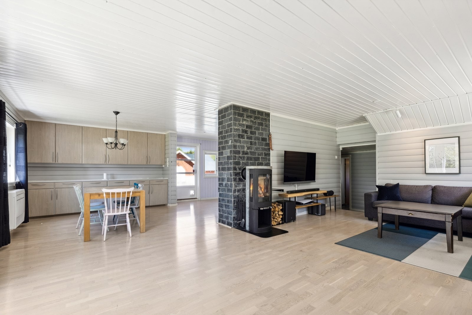 Romslig stuen med åpen løsning mot kjøkkenet Galleribilde