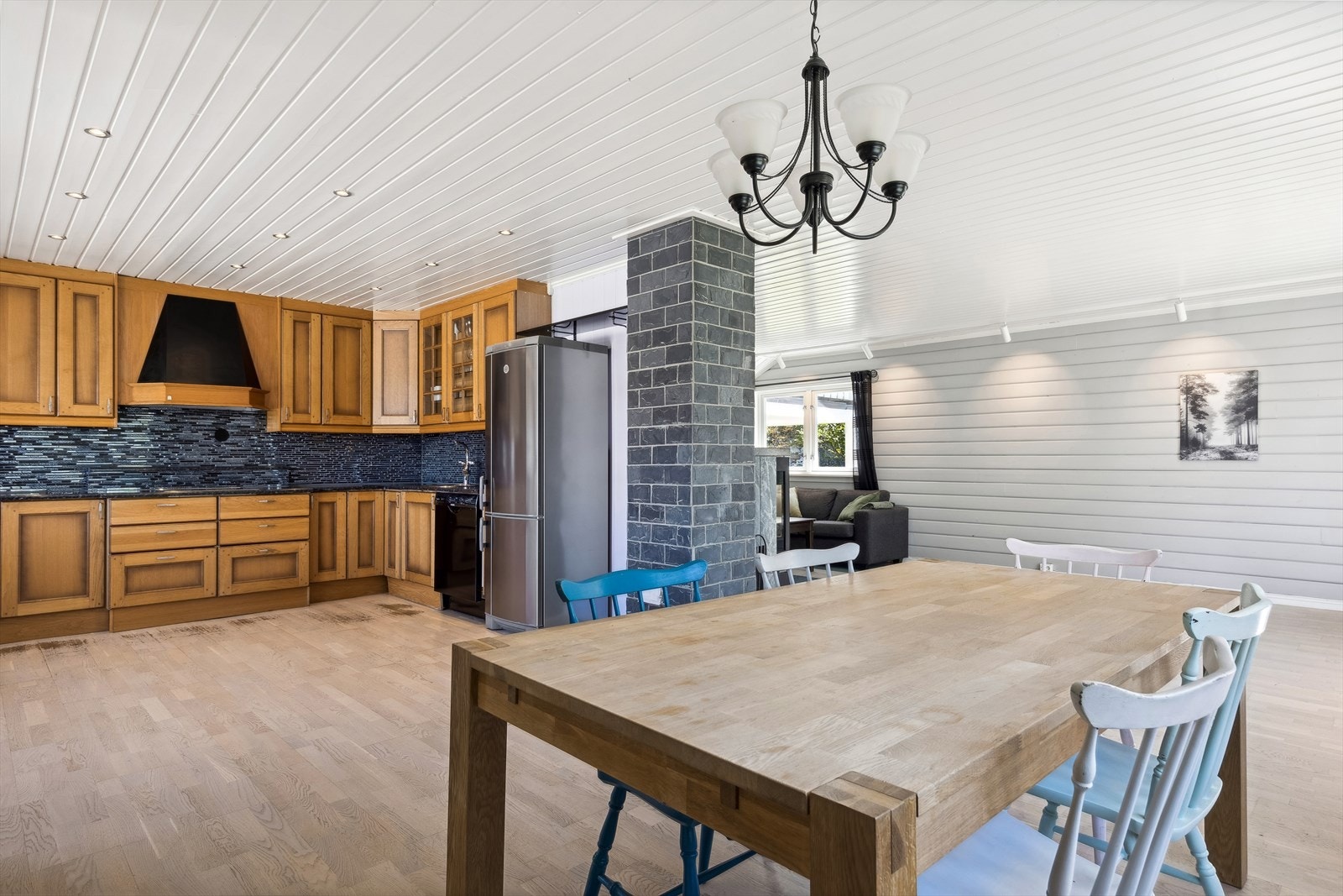 Kjøkken med takhøy innredning og profilerte fronter Galleribilde