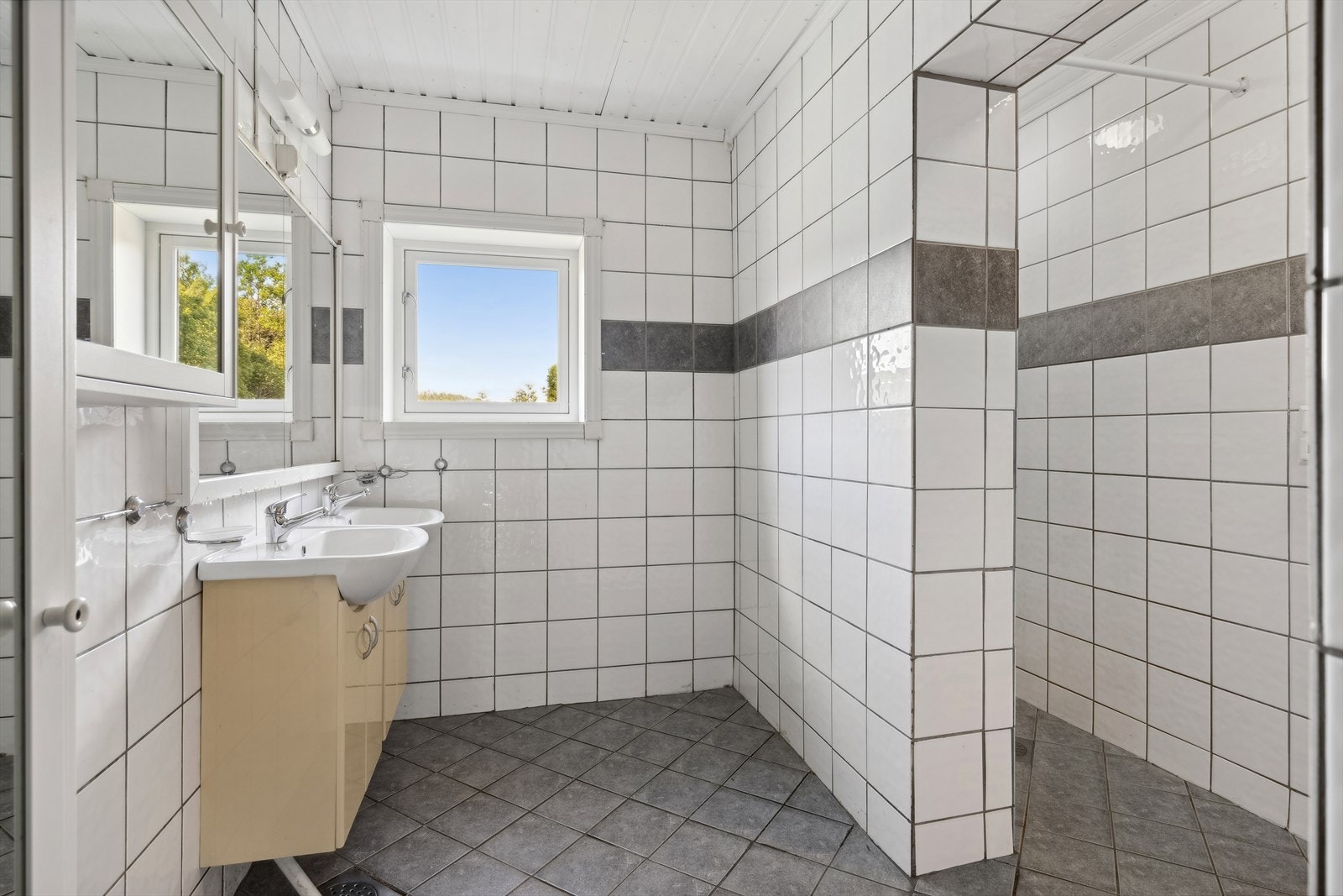 Flislagt bad med varmekabler i gulvet Galleribilde