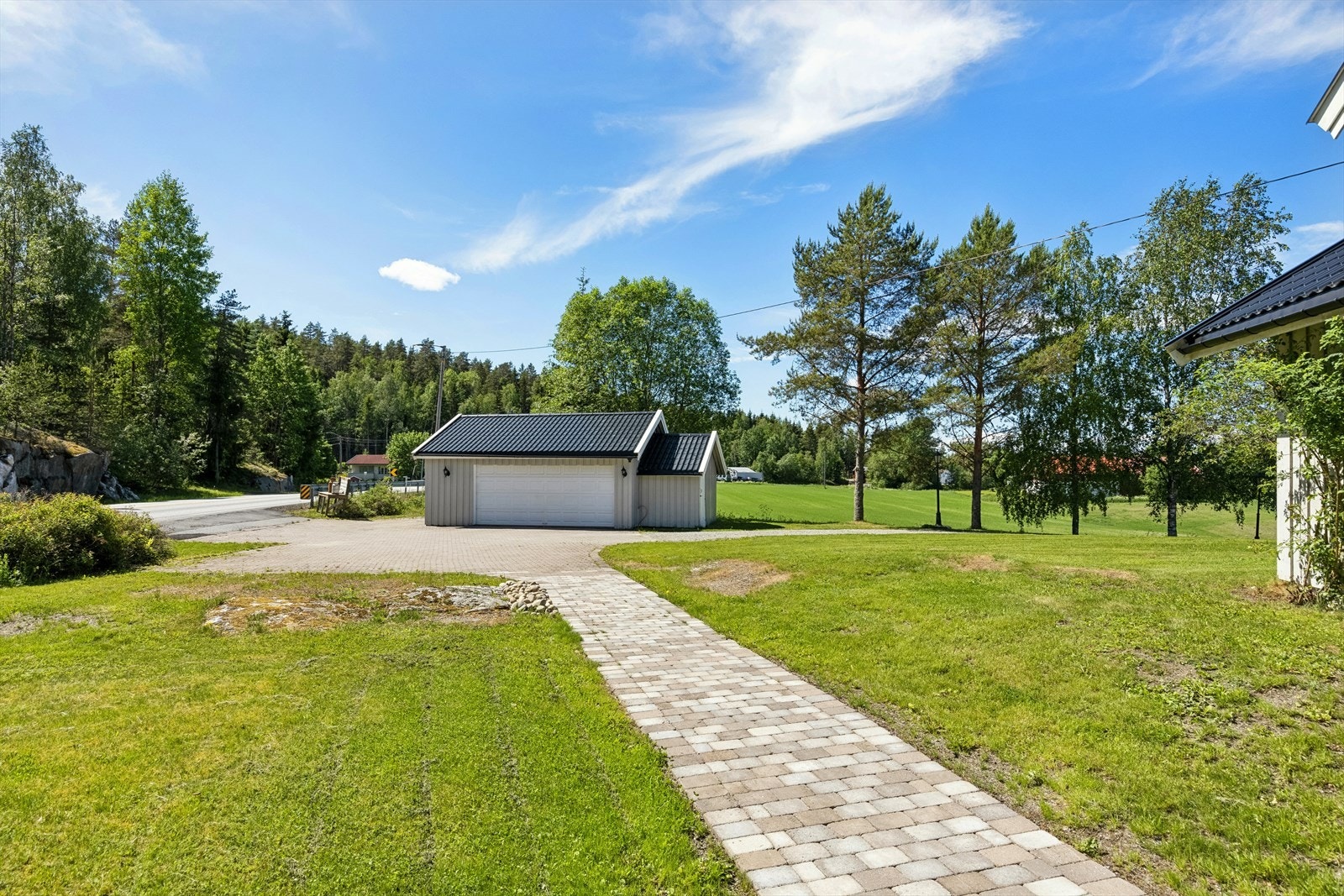 Dobbel garasje med motorisert port Galleribilde