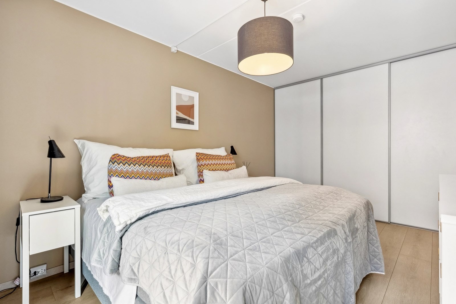 Leiligheten har 2 romslige soverom. På det største soverommet er det en stor skyvedørsgarderobe med masse plass. Galleribilde