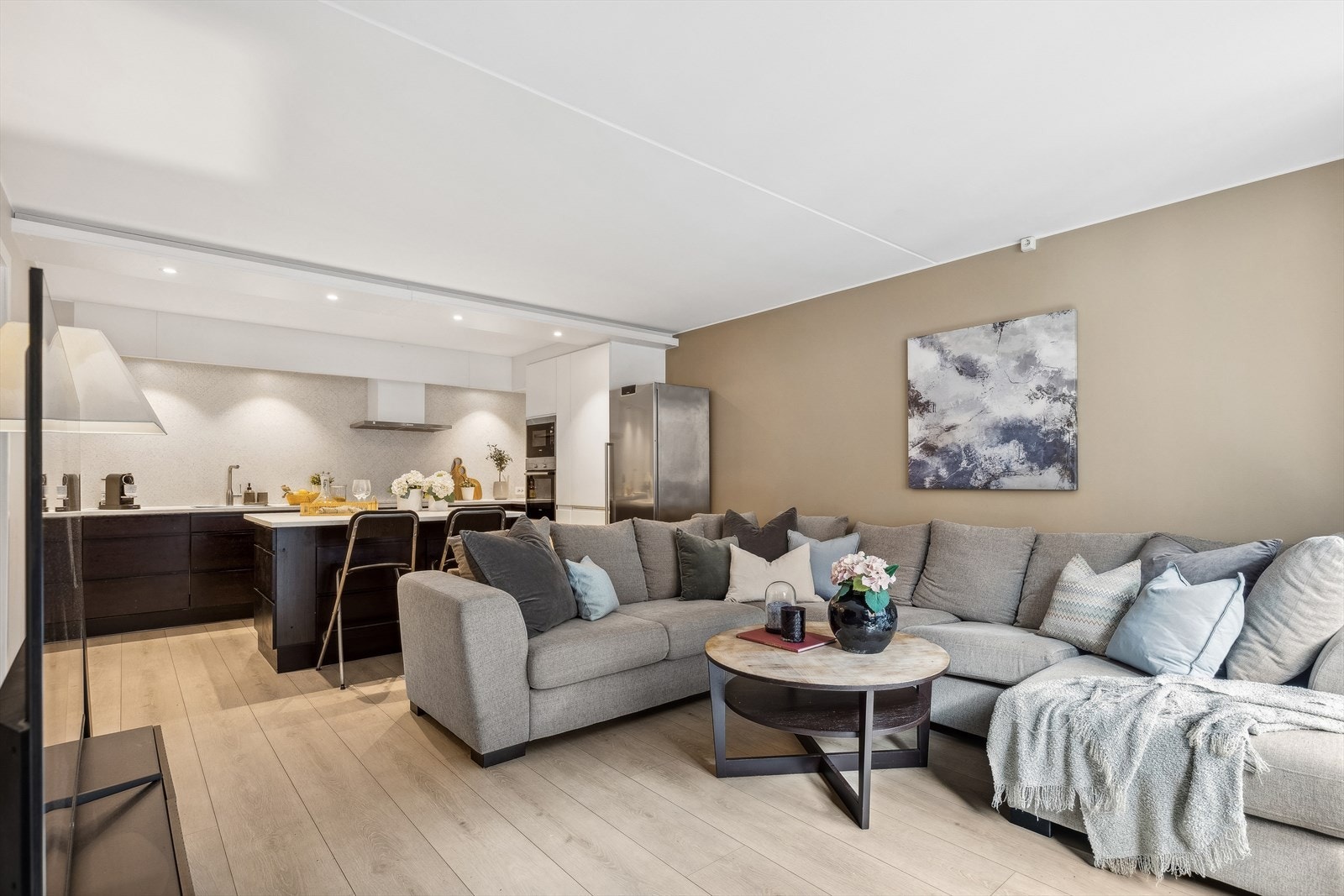 Stuen er stor og har plass til både sofa og spisestue. Galleribilde