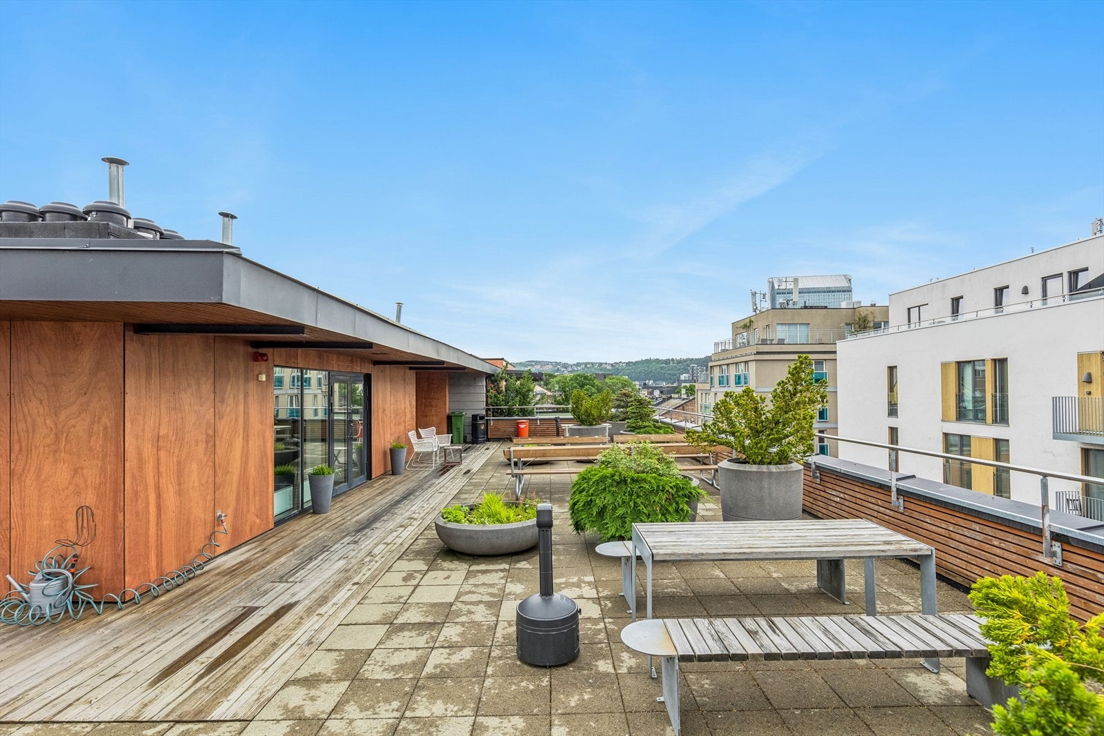 Leilighetskomplekset har en stor, felles takterrasse med direkte heisadkomst, her er det innredet med flere koselige sittegrupper. Galleribilde