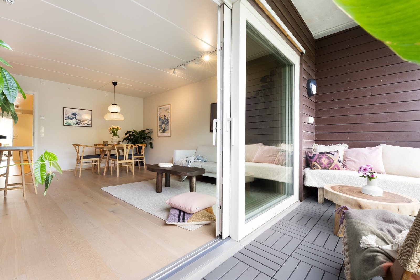Det er fin plass til både sittegruppe, grill (elektrisk/gass er tillatt), samt diverse beplanting. Galleribilde
