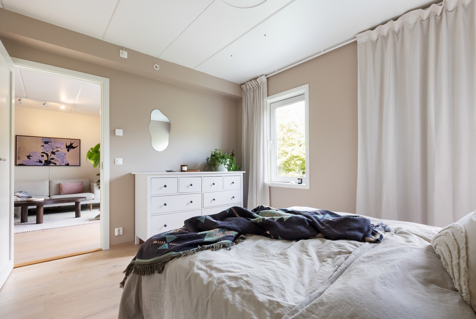 Pent og romslig hovedsoverom med god plass til dobbeltseng, nattbord og øvrig møblement. Galleribilde