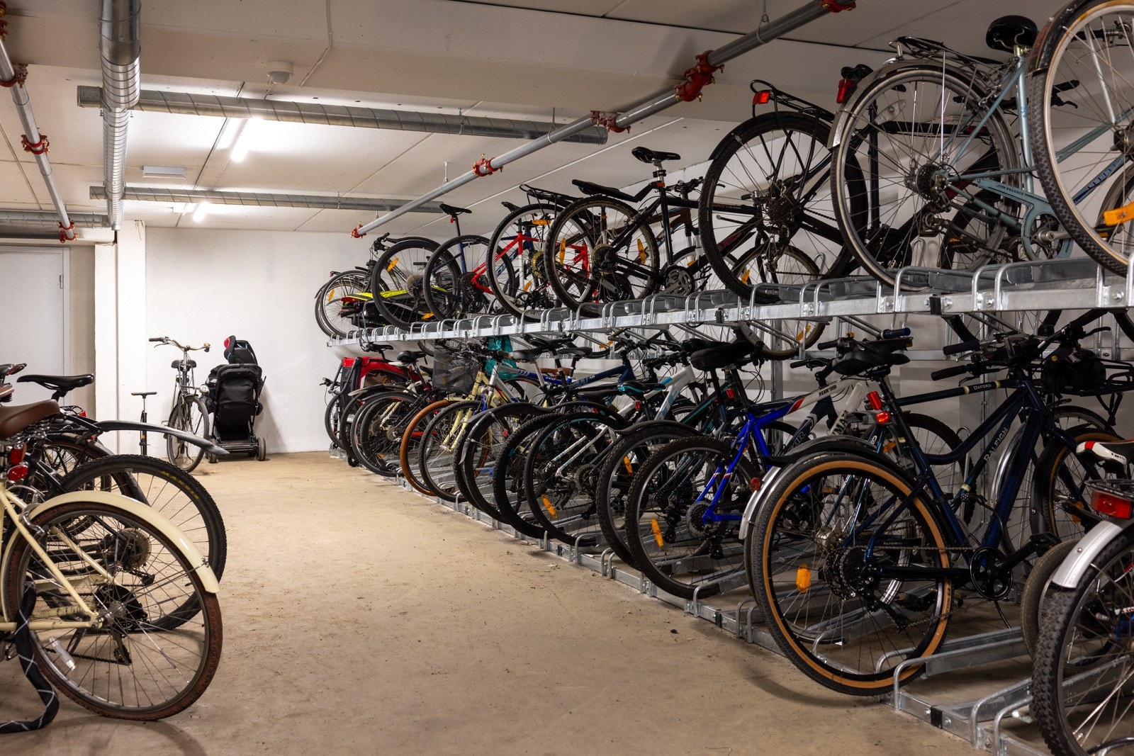 Felles sykkelparkering i garasjeanlegg. Galleribilde