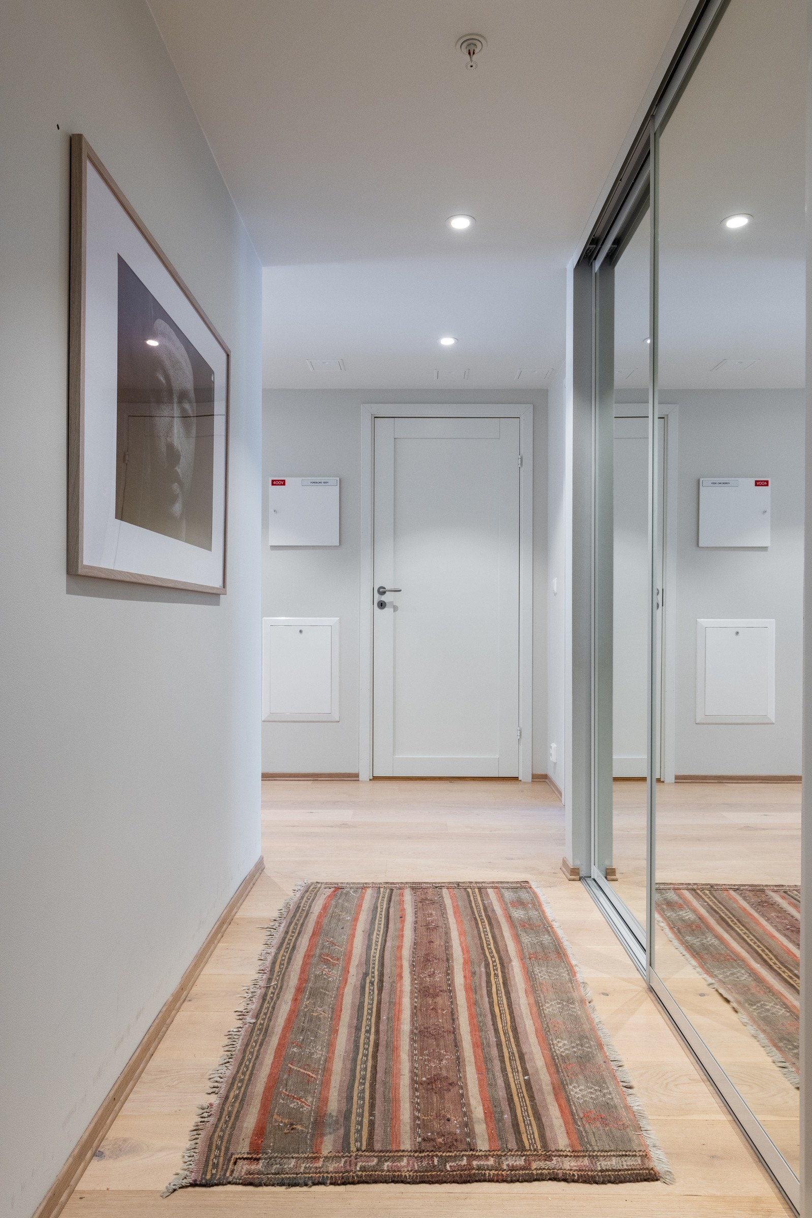 Mye lagringsplass i skyvedørsgarderobe med speil. Galleribilde