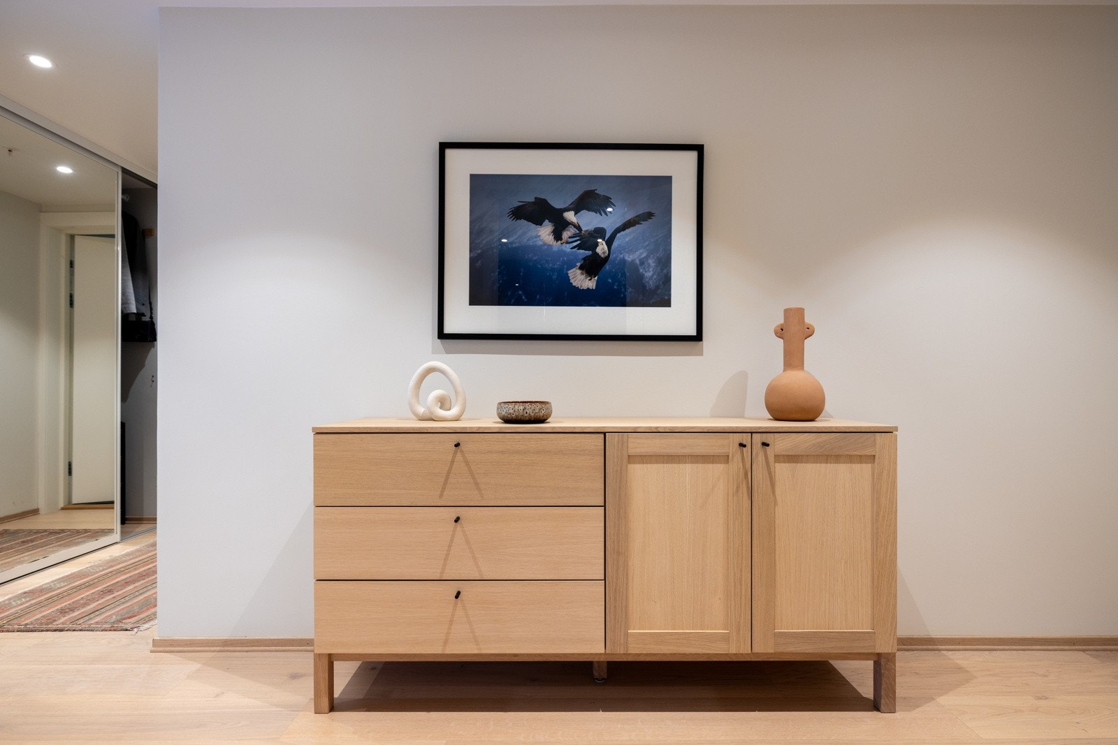 Boligen disponerer i tillegg en tett bod i kjeller på ca. 2,9 m², samt bod med gittervegger på ca. 4,8 m². Galleribilde