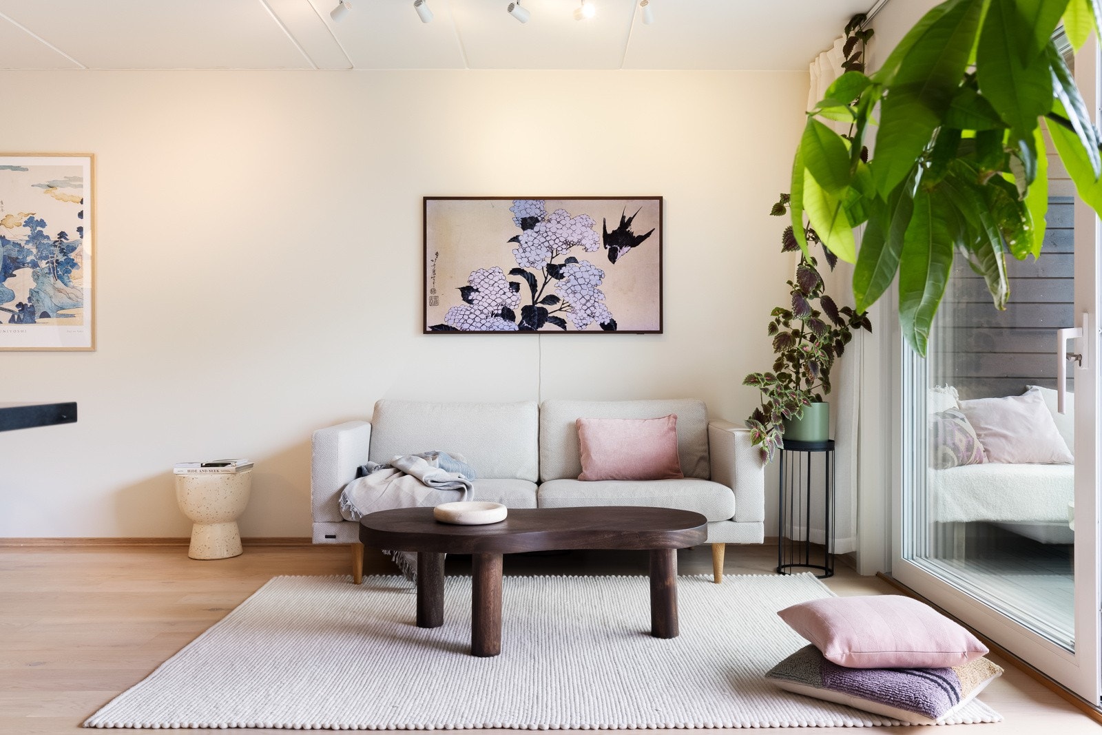 Lys, stilren og gjennomgående 4-roms med meget sentral beliggenhet på Carl Berner. Galleribilde