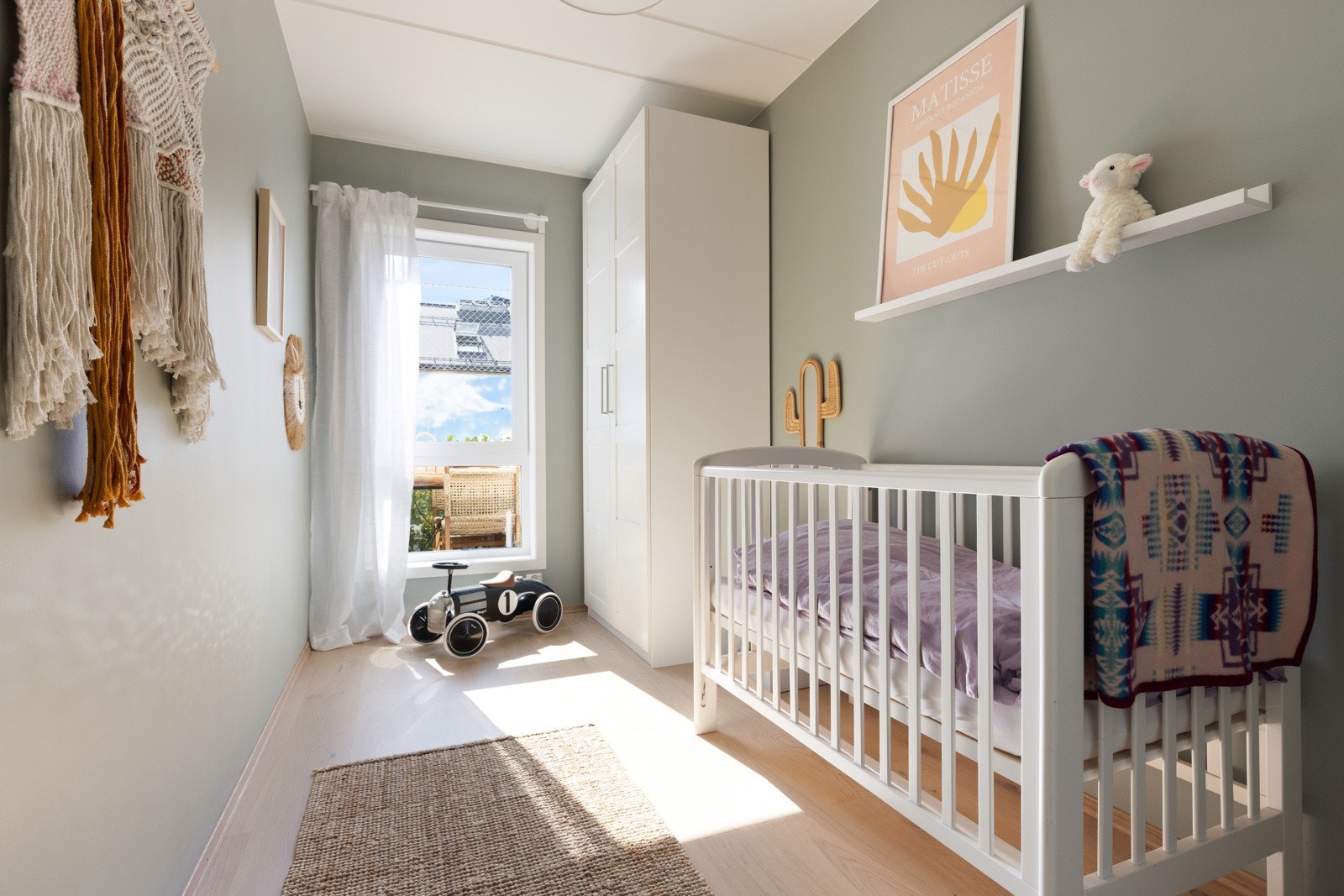Praktisk og fint soverom med plass til seng, pult eller kommode. Galleribilde