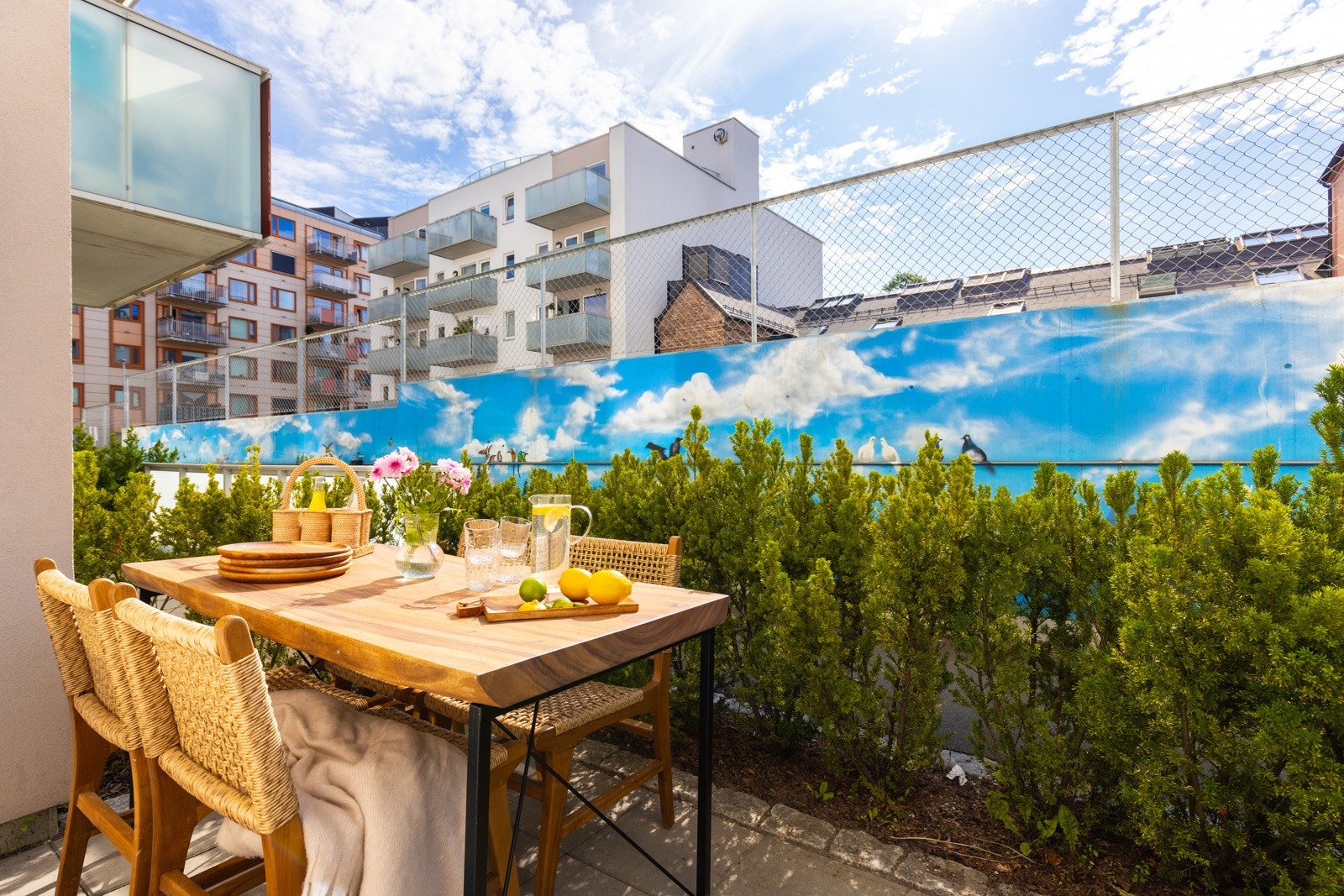 Fra rommet er det utgang til en hyggelig markterrasse på ca. 5 m². Galleribilde