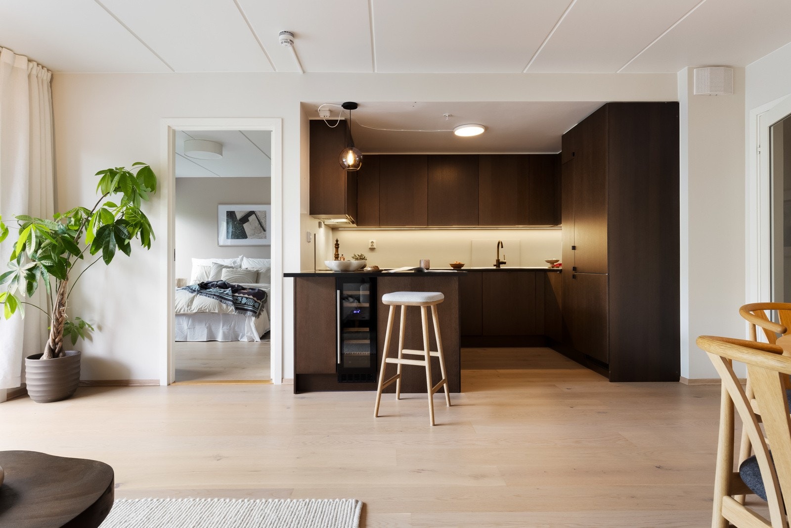 Moderne og åpen kjøkkenløsning med innredning fra Arens. Galleribilde