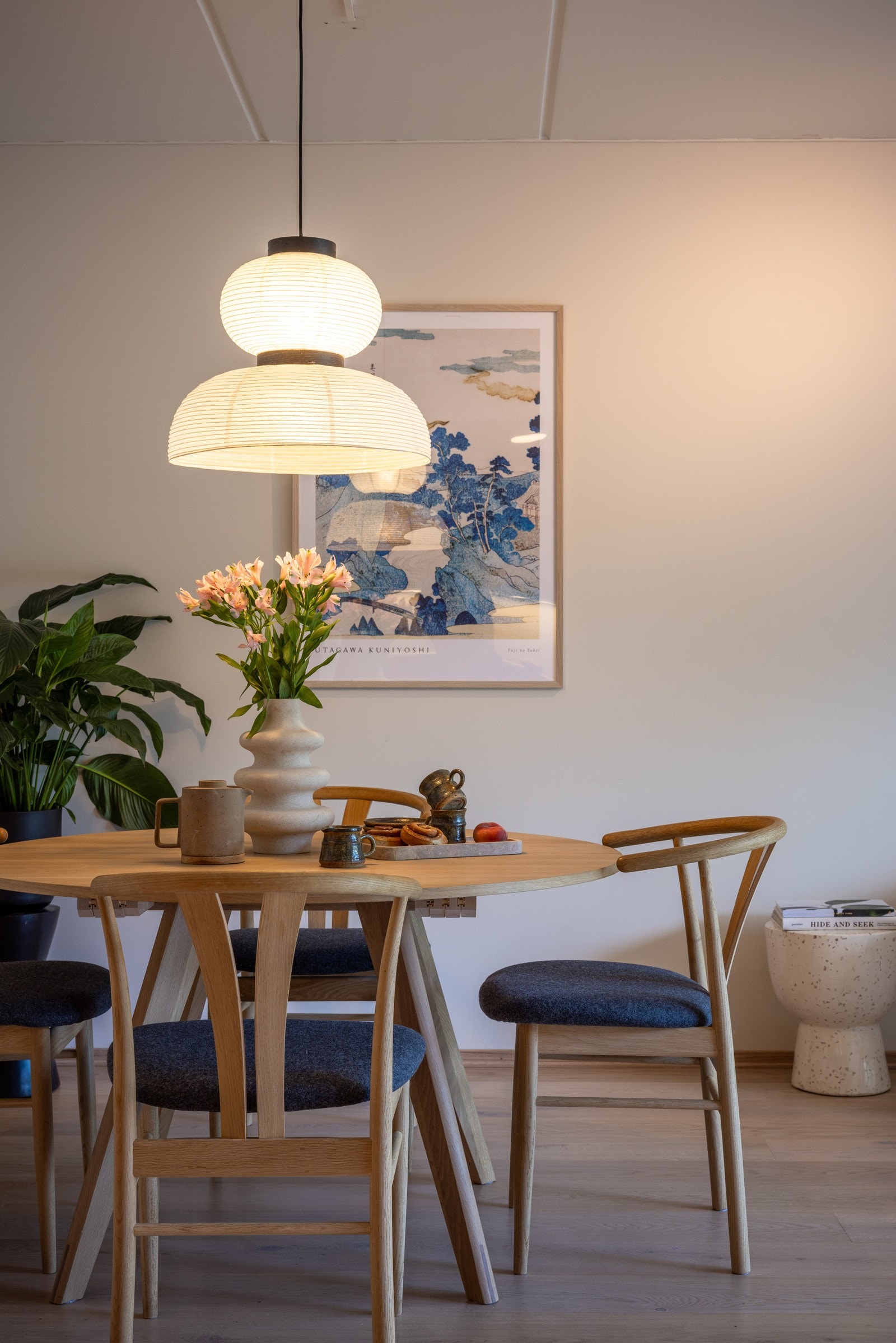 God plass til et spisebord i rommet- et naturlig samlingspunkt for hyggelige måltider. Galleribilde
