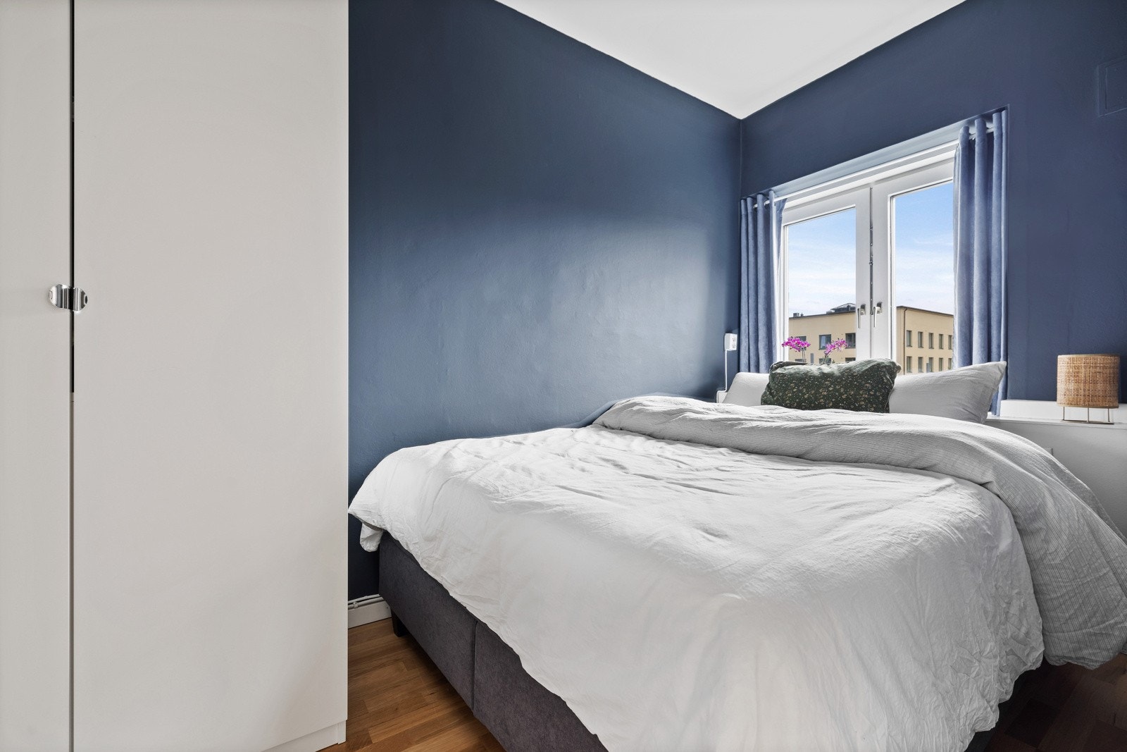 Romslig soverom med god plass til seng og annet ønsket møblement. Galleribilde