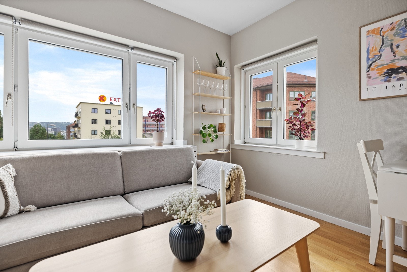 Stuen har vinduer på to sider som slipper inn rikelig med naturlig lys og skaper en herlig atmosfære. Galleribilde