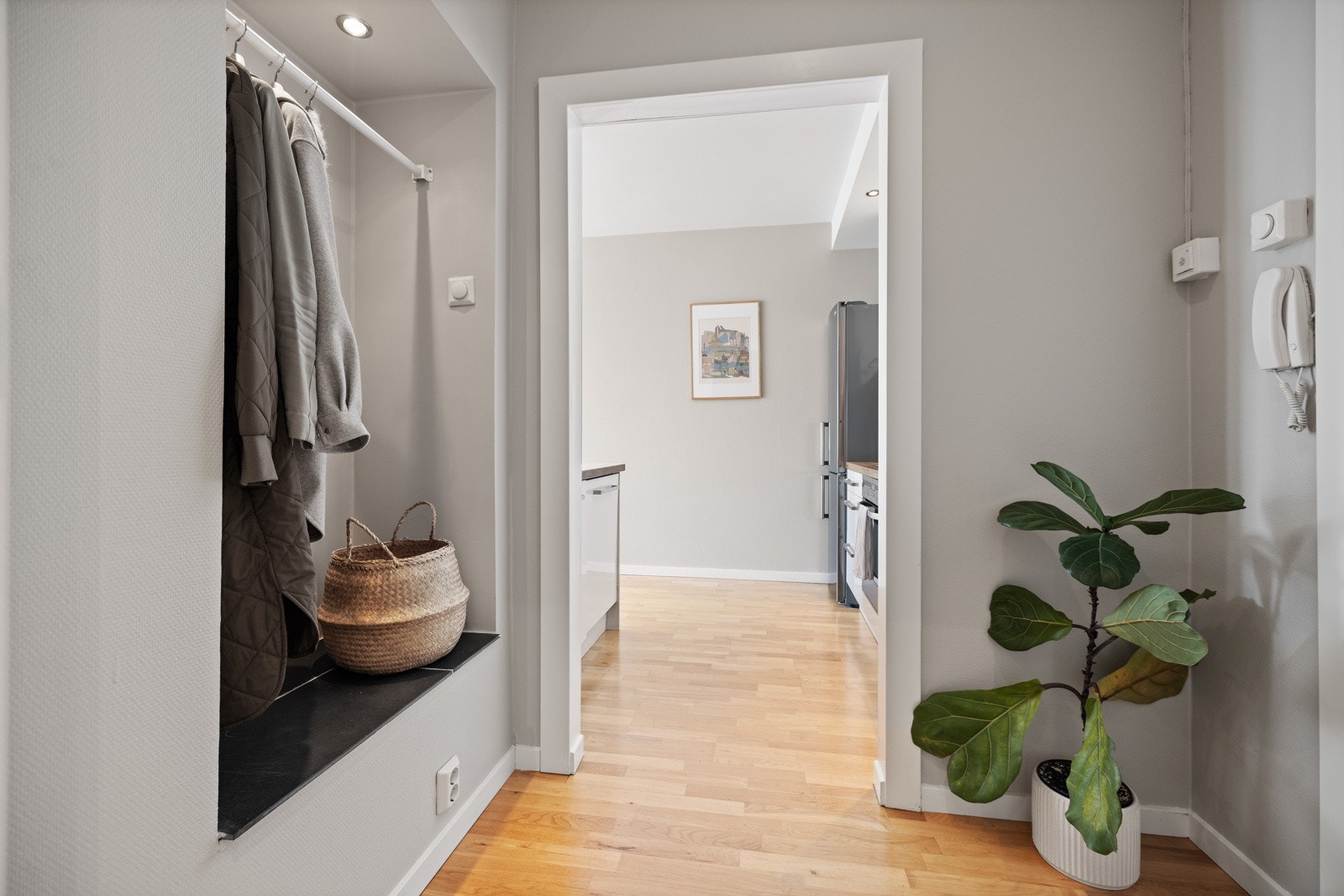 Entréen er av god størrelse og har plass til kommode/skoskap. Galleribilde