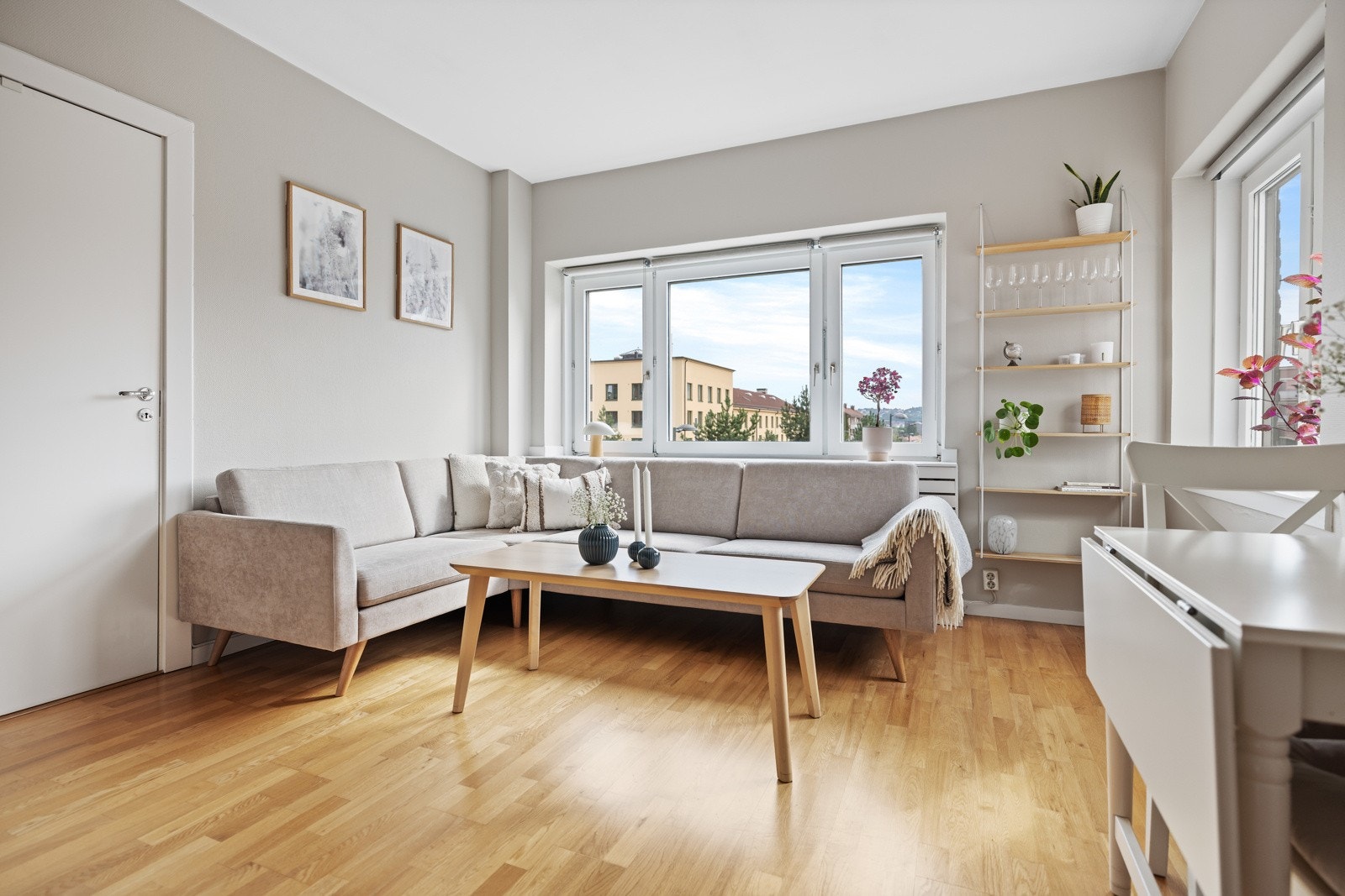 Stuen fremstår meget innbydende med flotte fargevalg på vegger og fin trestavs parkett på gulv. Galleribilde