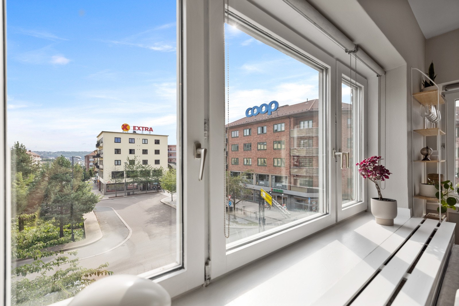 Hyggelig utsyn fra stuevinduer. Galleribilde