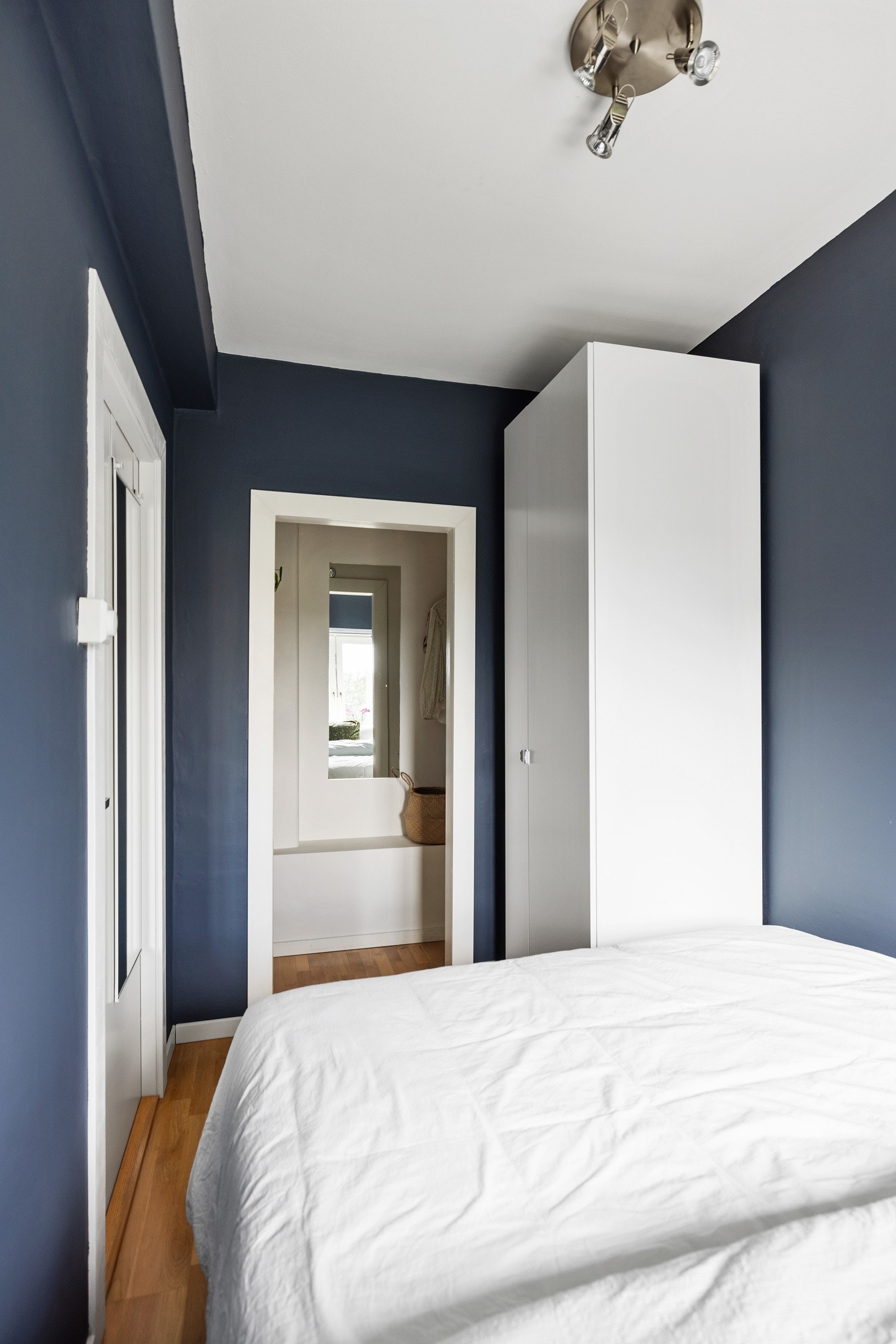 Soverommet er utstyrt med garderobeskap. Galleribilde