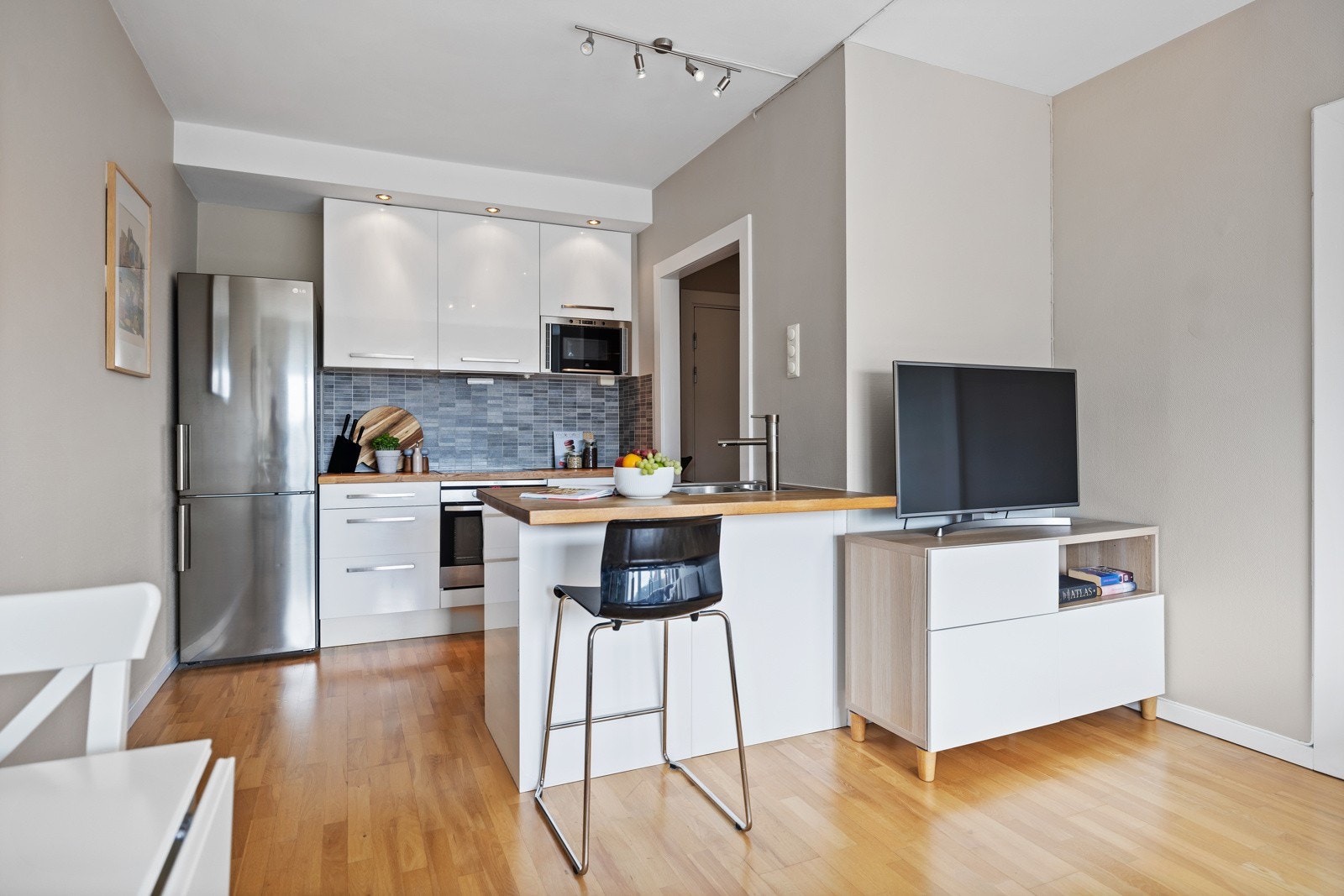 Flott kjøkken i åpen løsning. Galleribilde