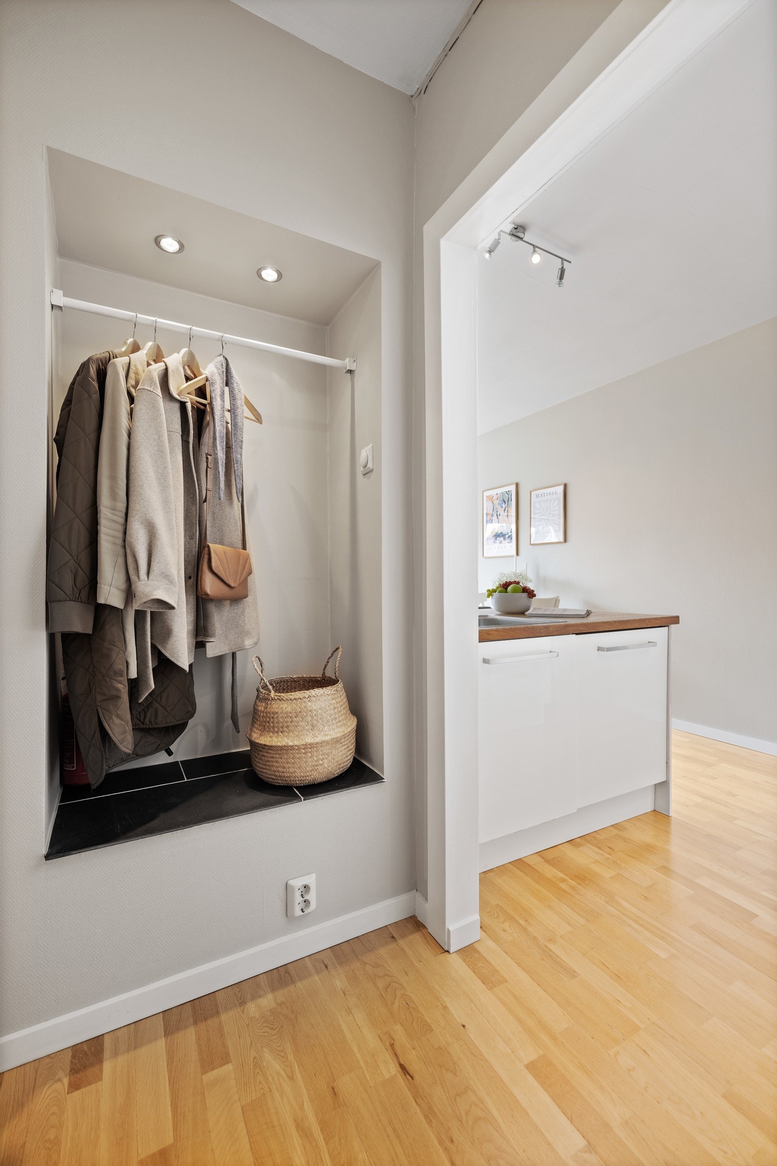 Praktisk nisje for oppheng av jakker og diverse. Galleribilde