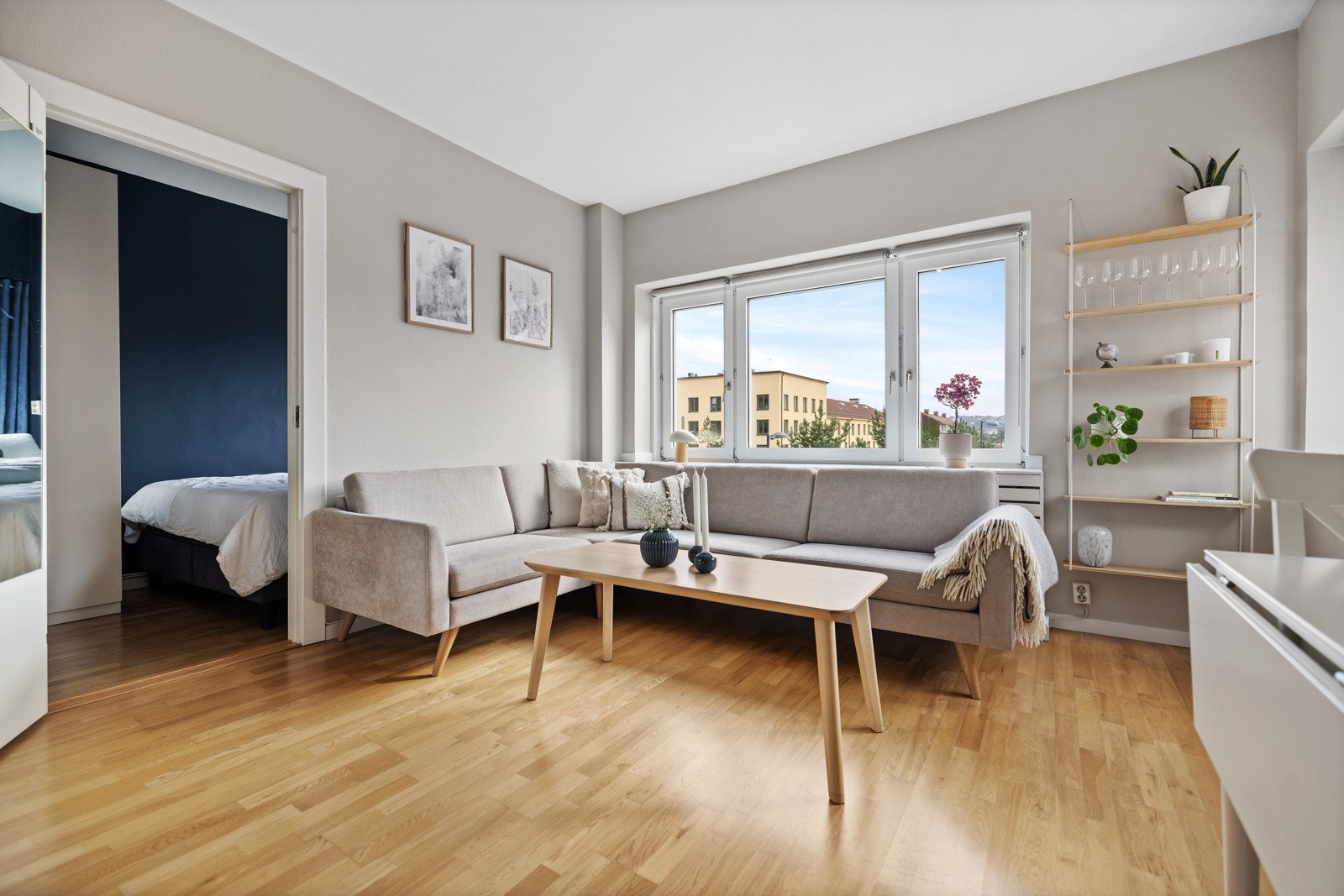 Det er god plass til sofagruppe og medievegg i stuen. Galleribilde