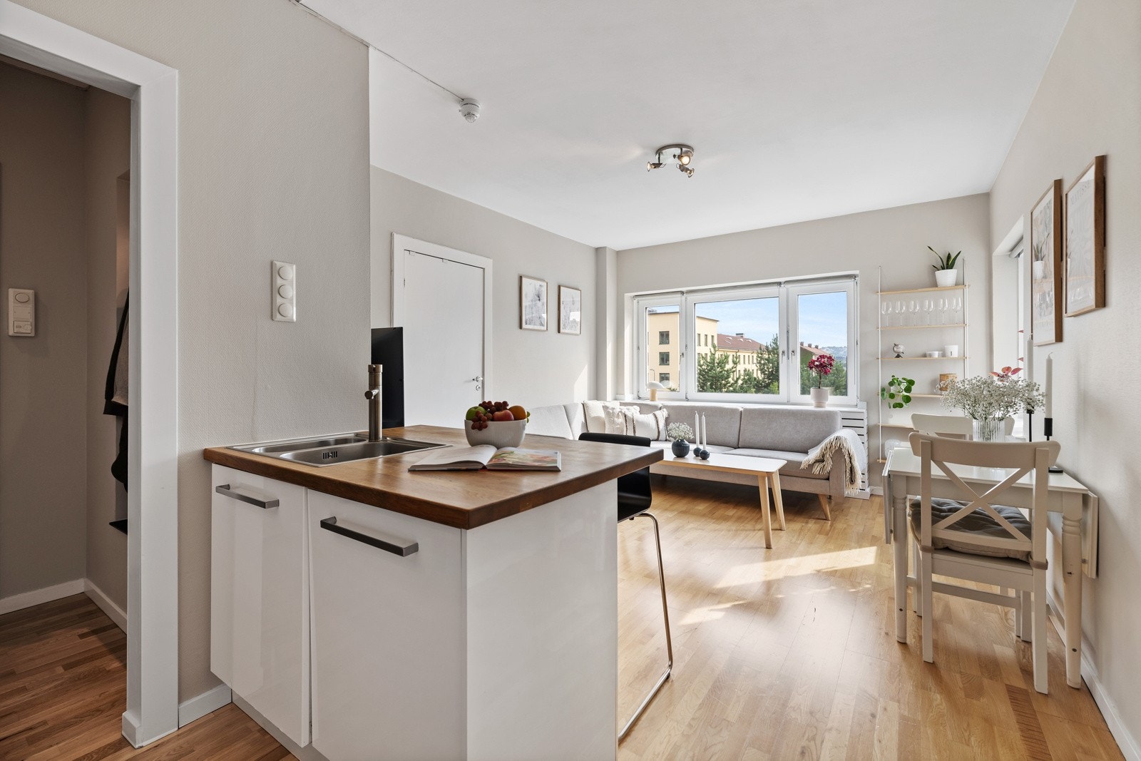 Praktisk kjøkkenøy som gjør at du kan kokkelere på kjøkkenet samtidig som du sosialiserer med gjester! Galleribilde