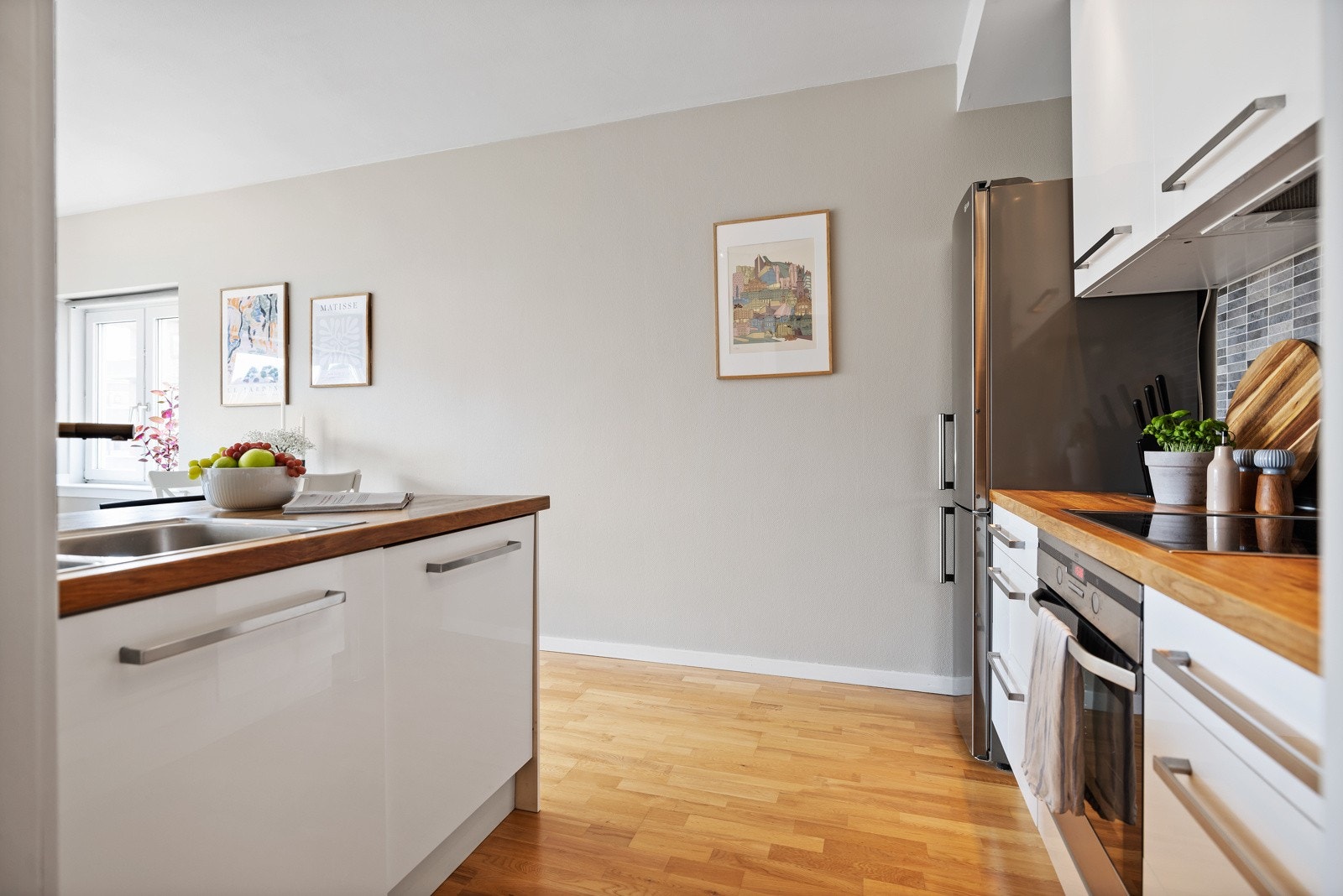 Kjøkkenet har godt med skap- og benkeplass. Galleribilde