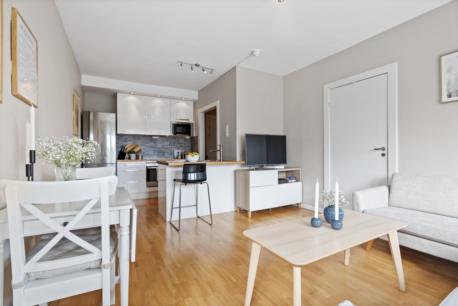 Den åpne stue-/kjøkkenløsningen understøtter leilighetens smarte planløsning. Galleribilde