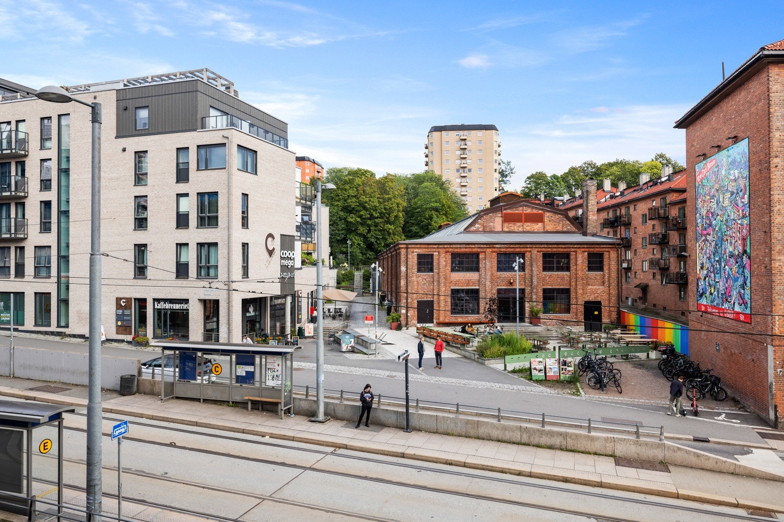 Meget gode kollektivmuligheter med trikk, t-bane og buss i umiddelbar nærhet. Galleribilde