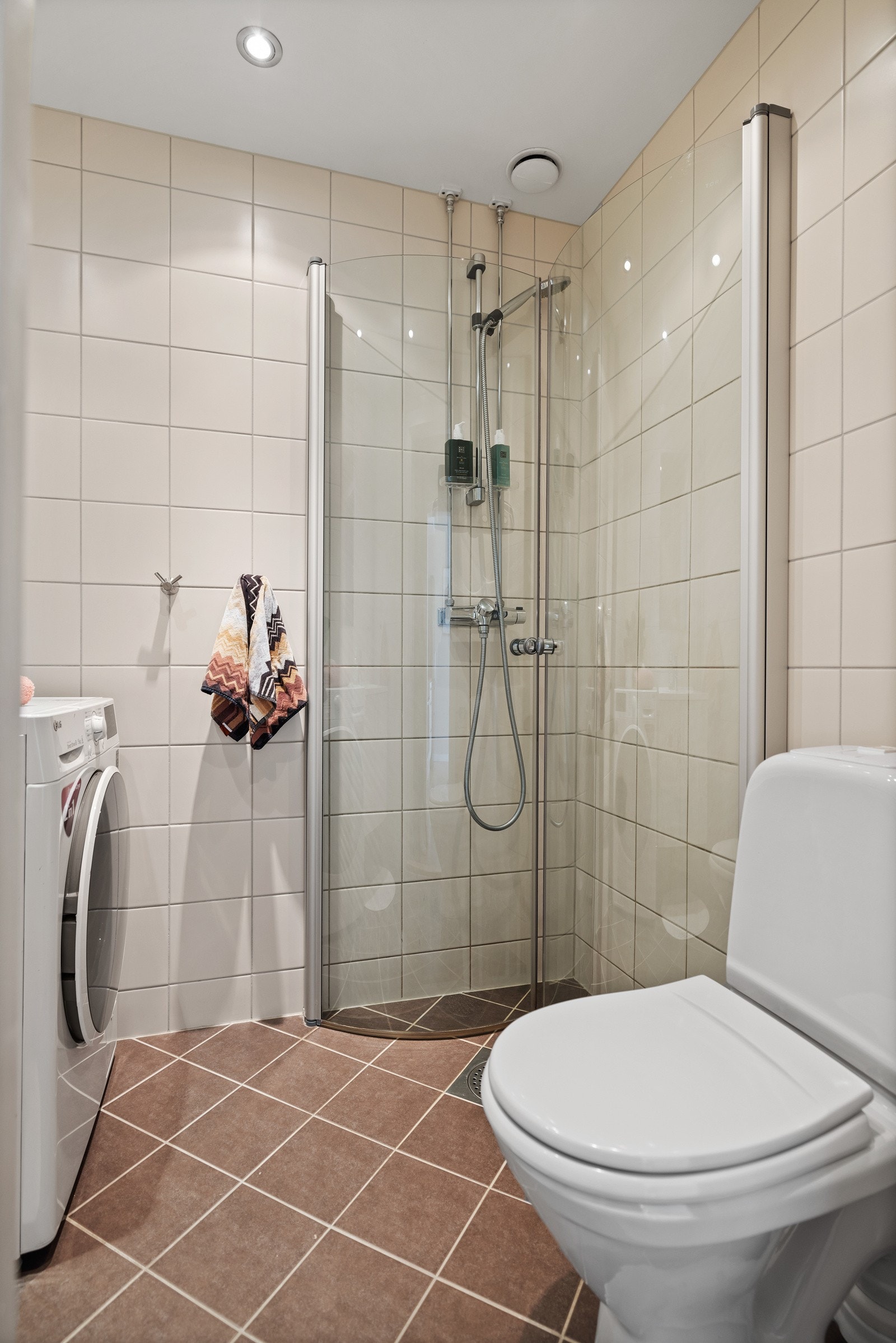 Badet er fra 2010, utført i regi av sameiet. Det foreligger ferdigattest. Galleribilde