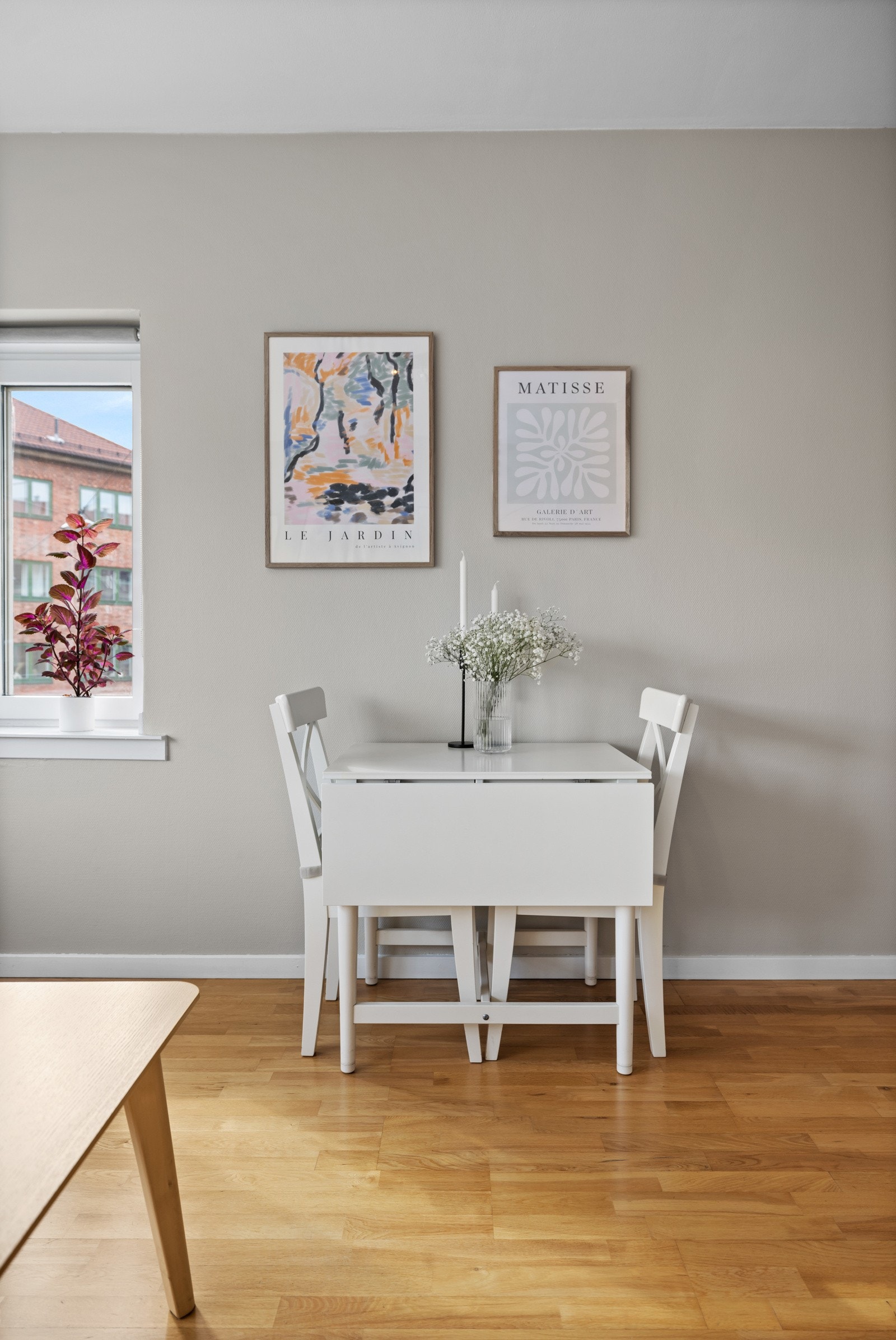 I stuen er det også plass til hyggelig spisebord. Galleribilde