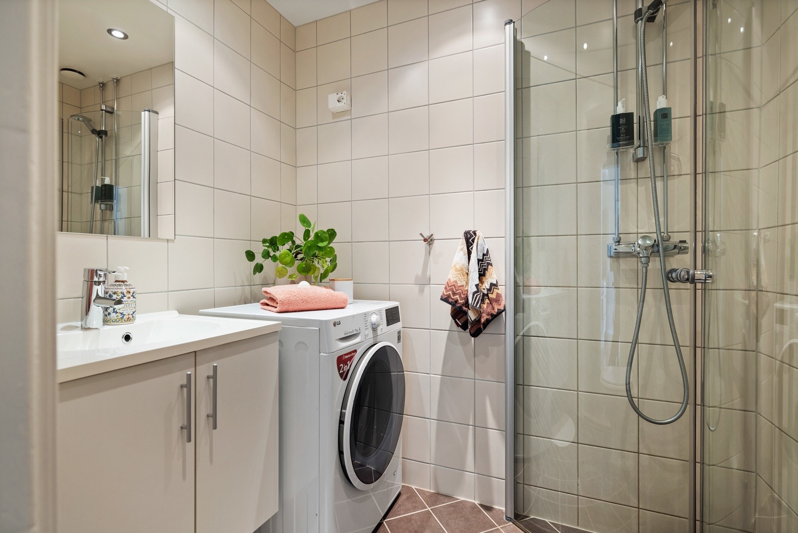 Lyst og delikat bad med varmekabler i gulv. Galleribilde