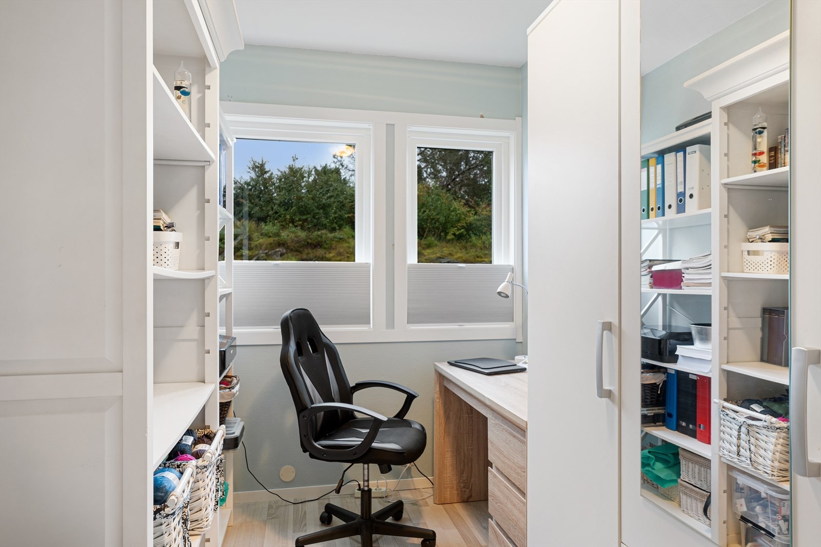 Soverom nr. 3, som i dag benyttes som kontor - innredet med garderobeskap Galleribilde